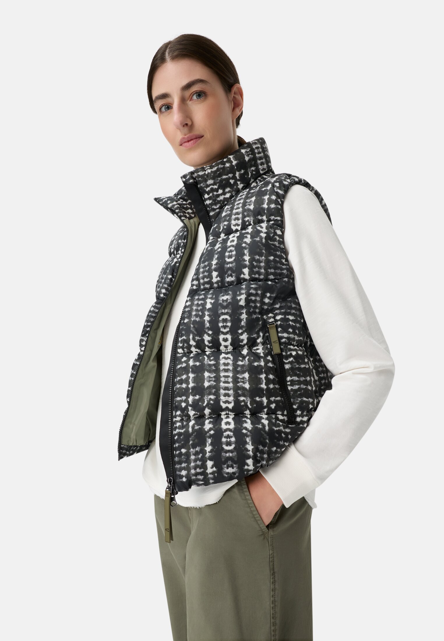 Women Quilted vest with 2-way zipper Skyline worn emotional