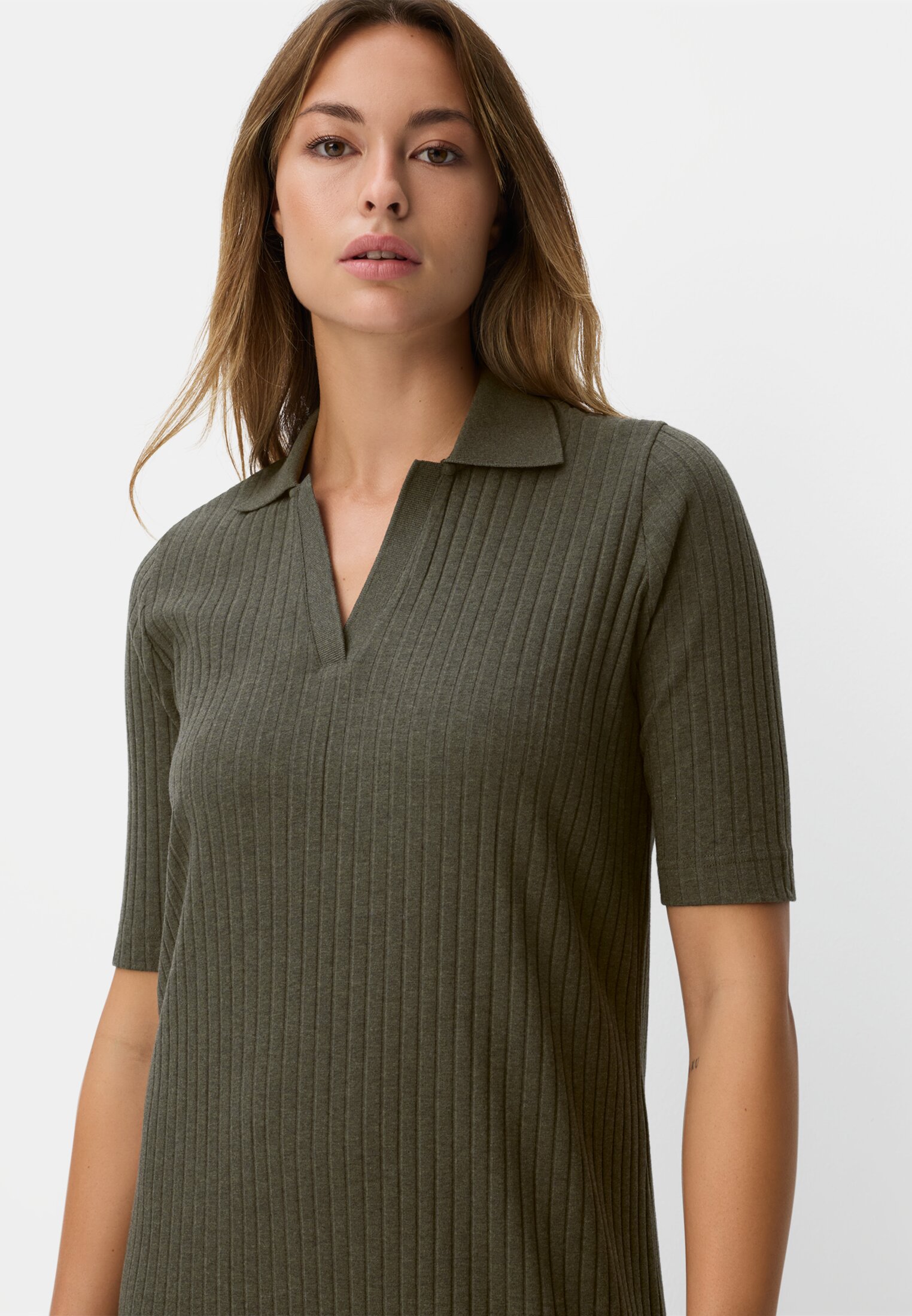 Damen Kleid aus Baumwollgemisch Dunkelgrün getragen emotional