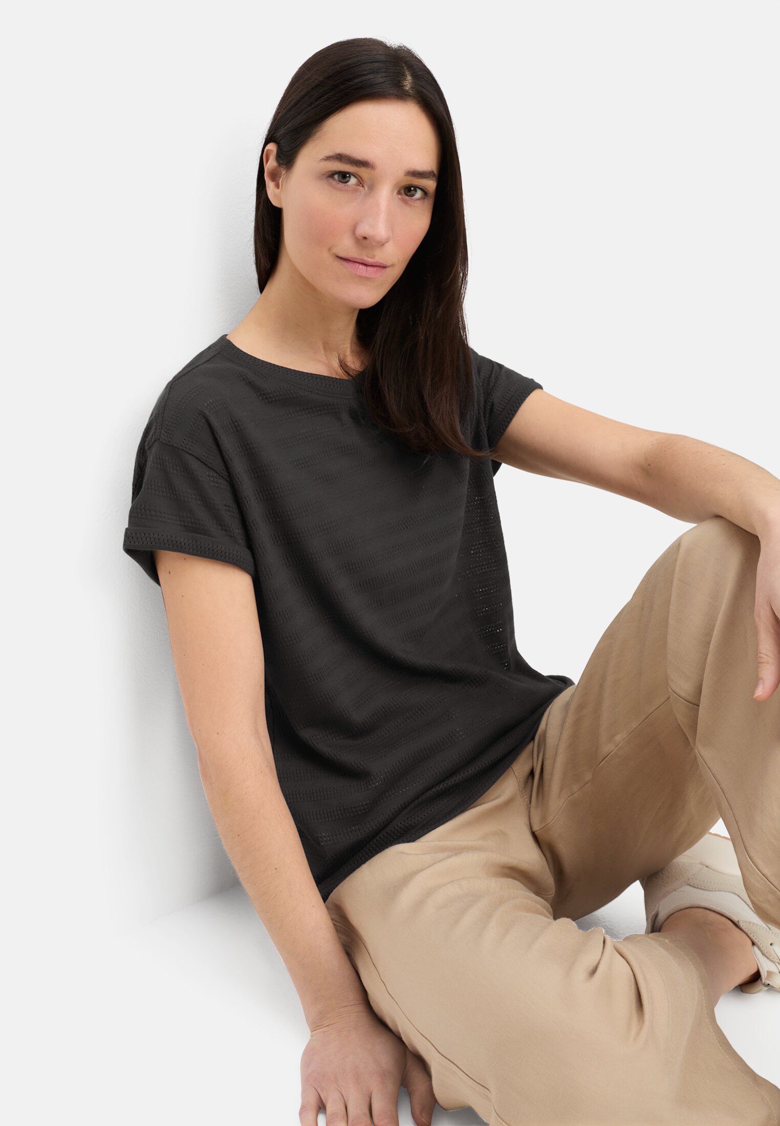 Women T-shirt with crew neck made from pure cotton Caviar worn emotional
