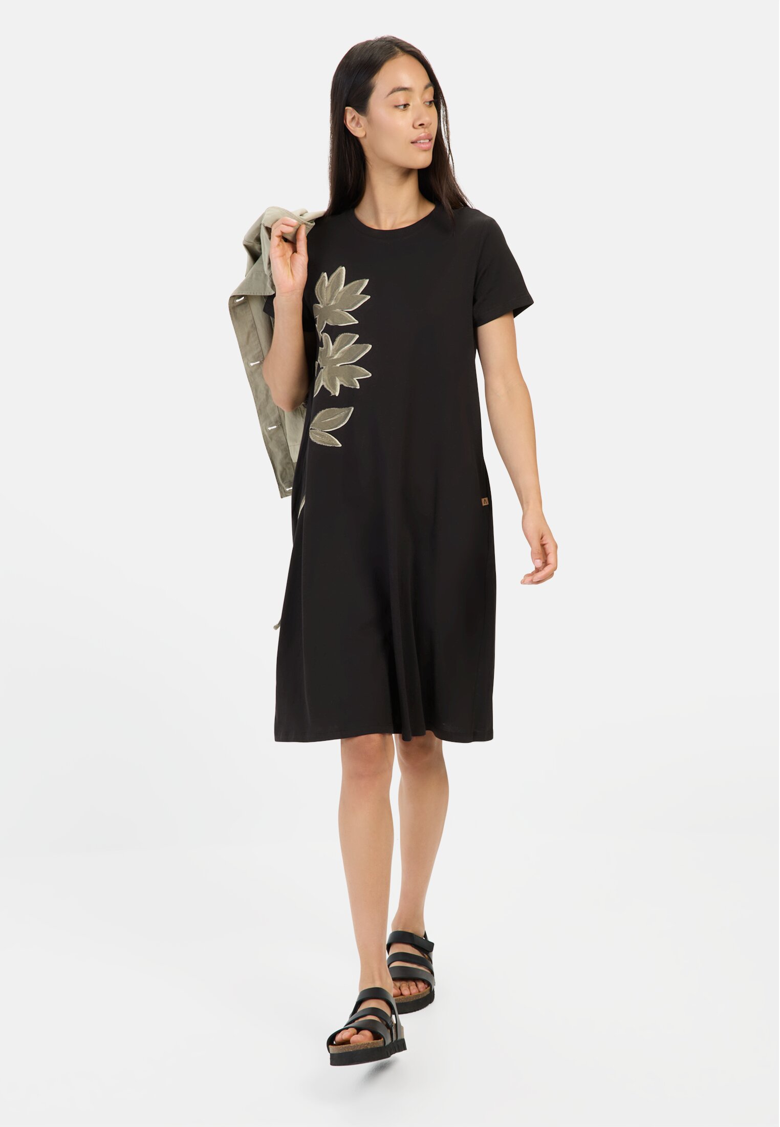 camelactive_Kleid_Caviar_Flower_print_391665-5T64-84_M3 Vrouwen Kort T-shirtjurkje met bloemenprint Zwart gedragen voor lichaam compleet