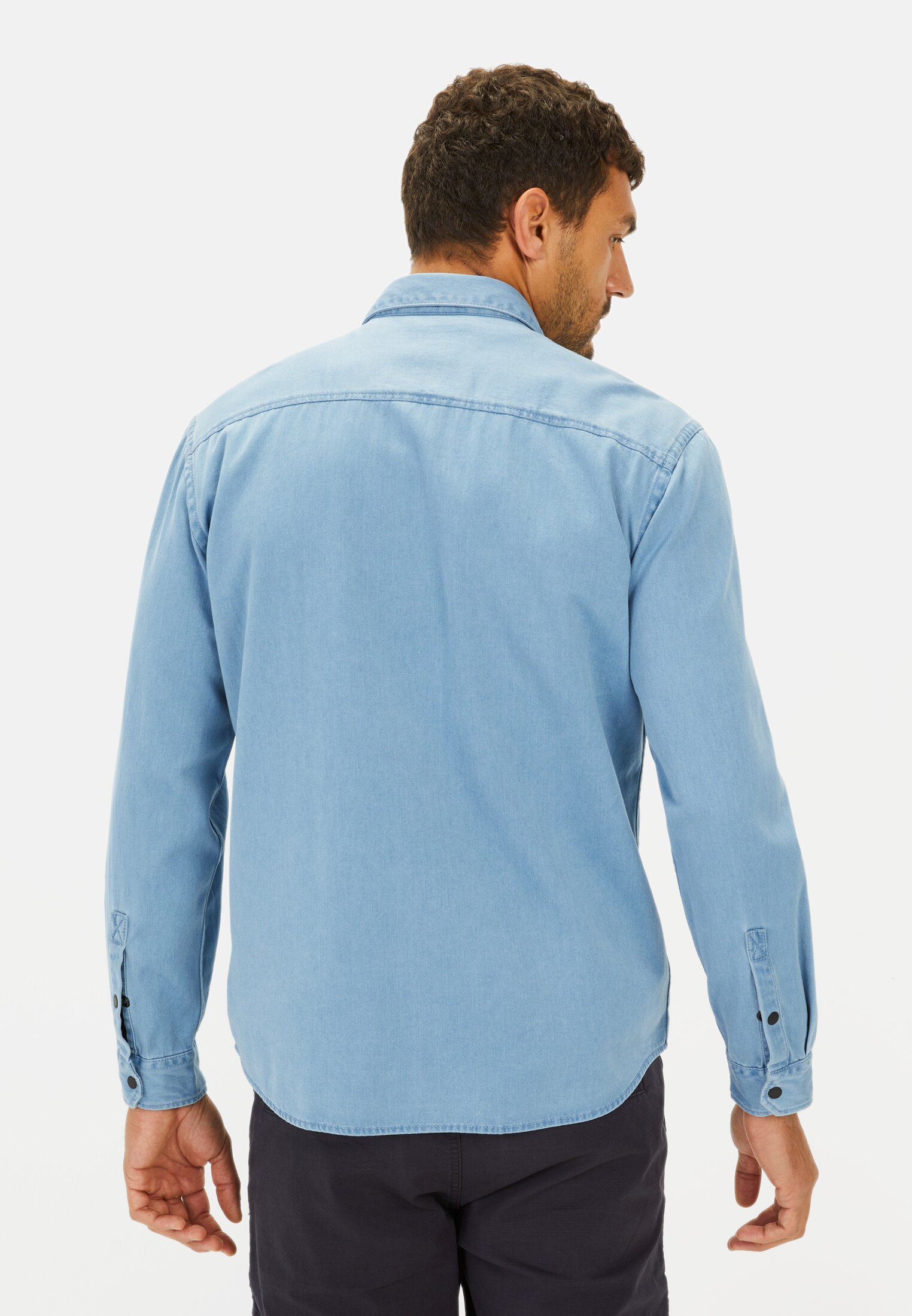 Herren Hemd aus einem Baumwoll-Mix Blau getragen hinten