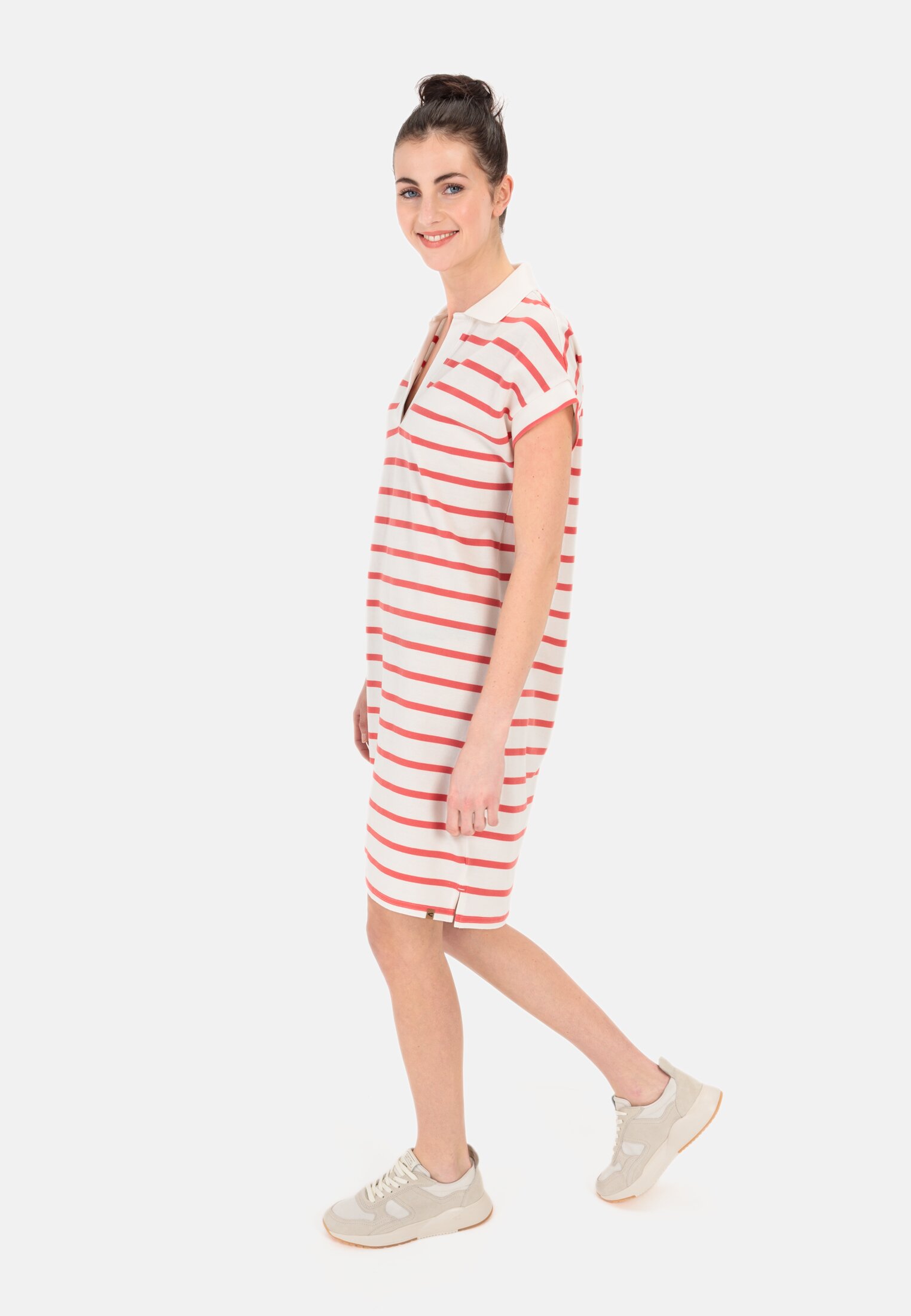 Damen Piqué Polokleid aus zertifiziertem Organic Cotton Rot-Orange getragen vorne Ganzkörper