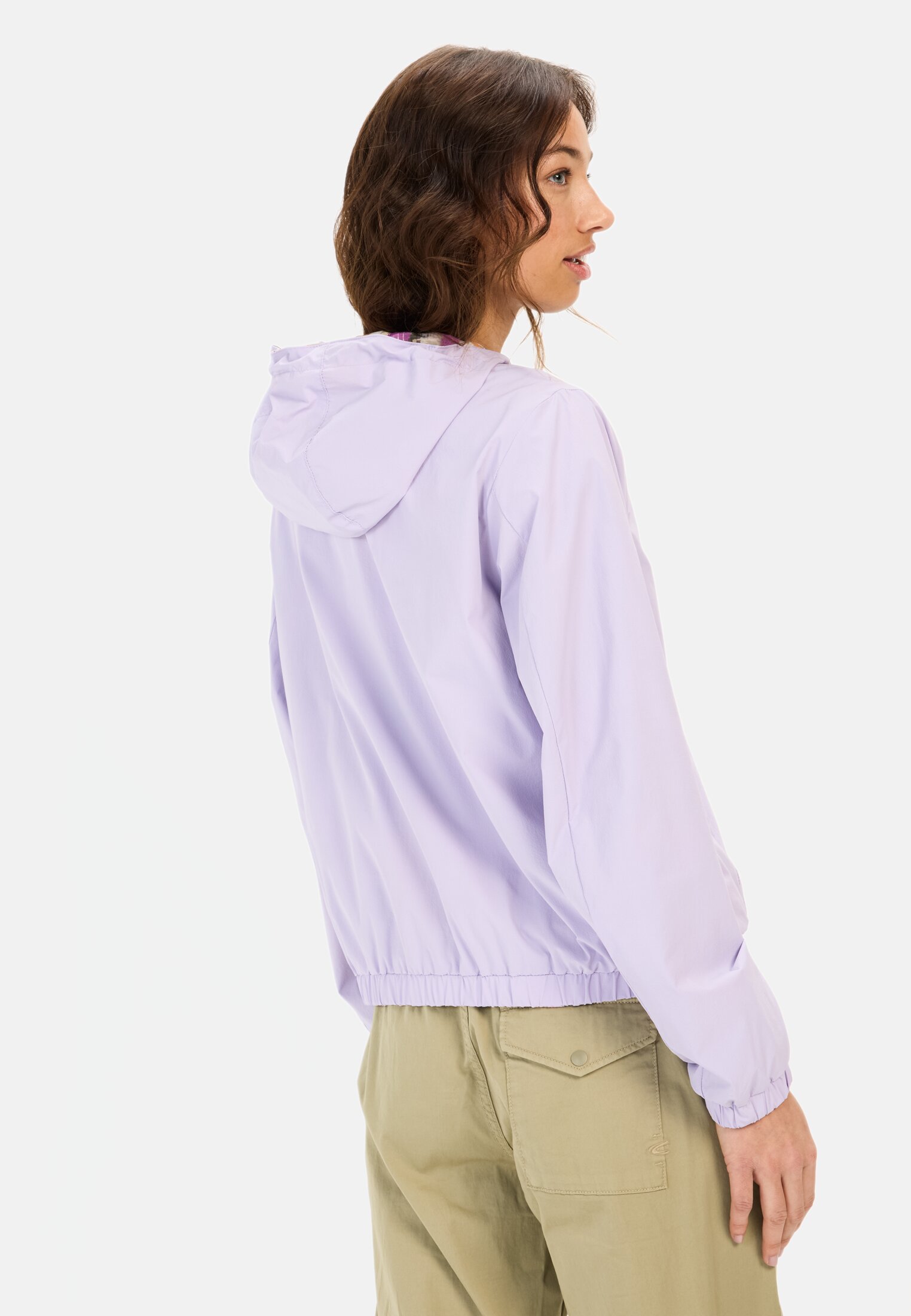 Vrouwen Keerbare jas met all-over print en effen zijde Violet gedragen achter