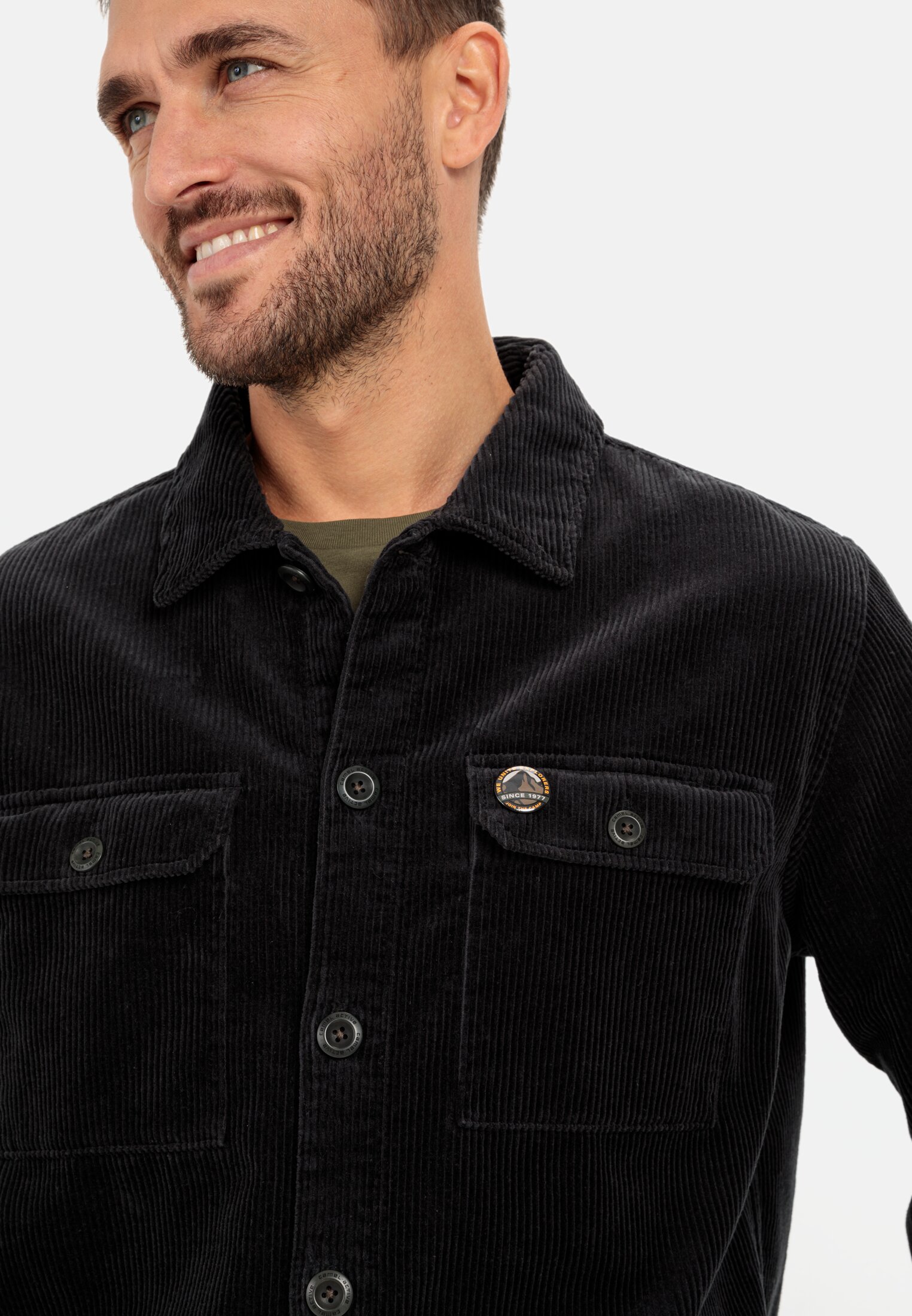 Herren Cord Overshirt aus reiner Baumwolle Schwarz getragen detailliert nah