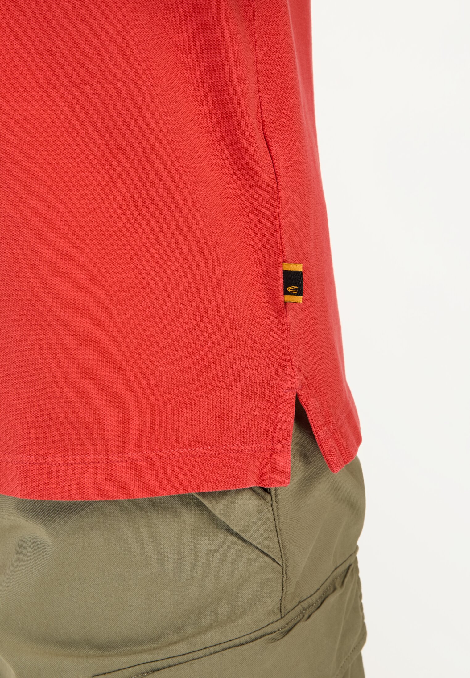 MI_09920-5P00-50_M5-00 Herren Kurzarm Poloshirt aus Baumwolle Rot getragen detailliert nah
