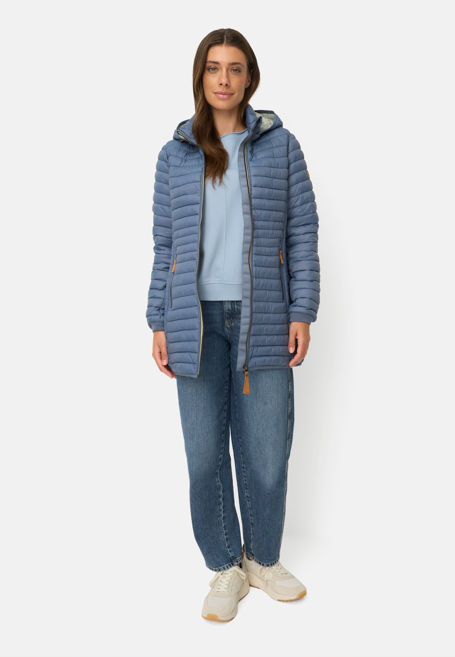 Damen Wasserabweisende Steppjacke mit Reißverschlusstaschen Rauchblau getragen vorne Ganzkörper