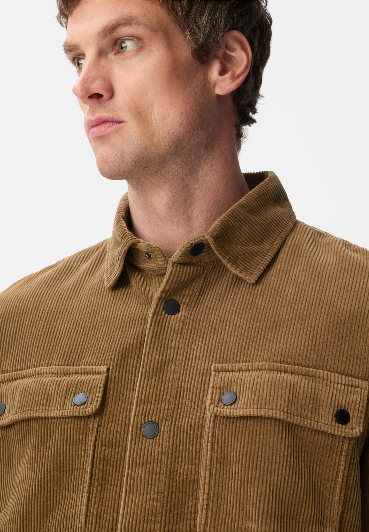 Herren Cord Overshirt aus 100% Baumwolle Sepiabraun getragen detailliert nah