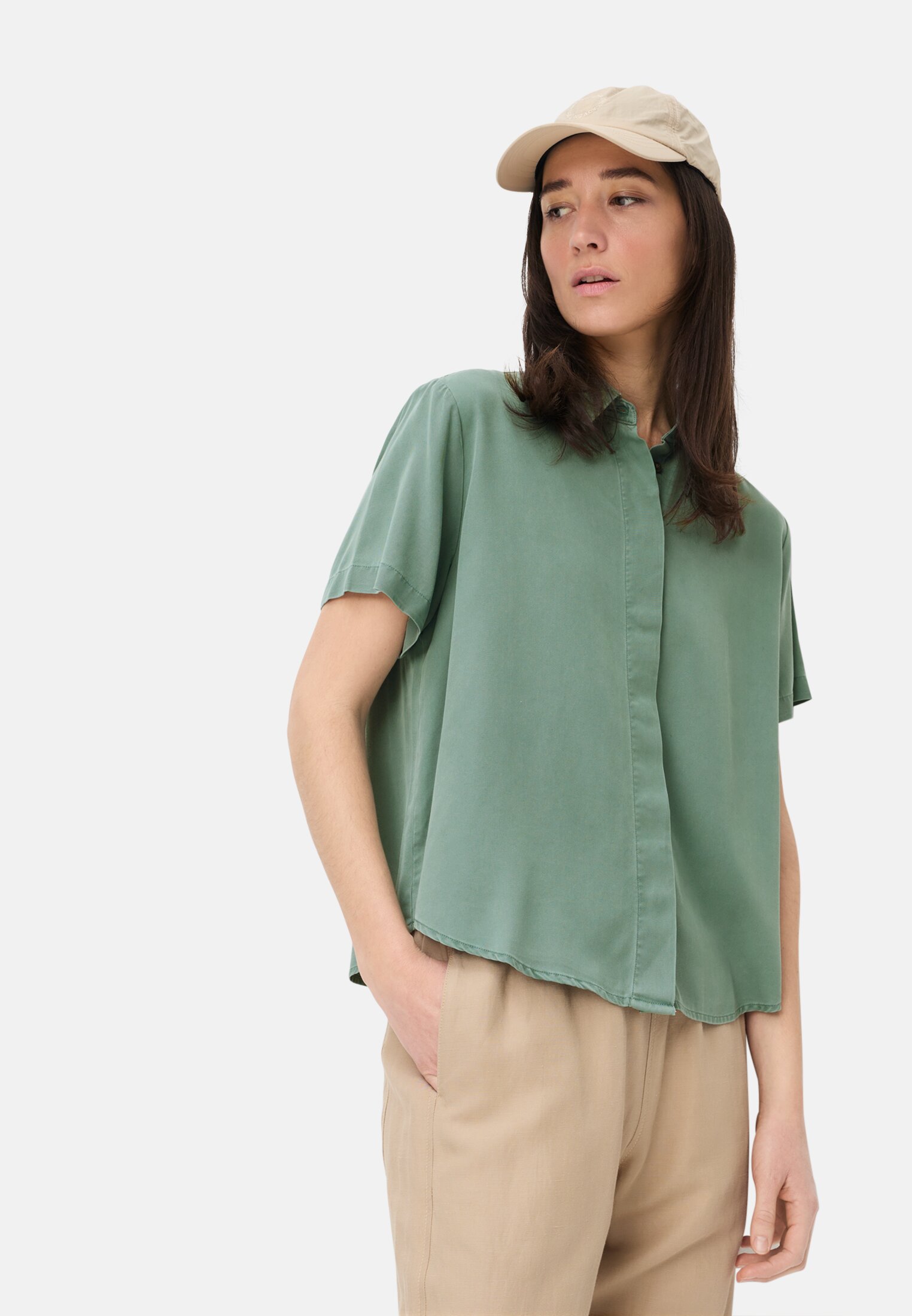 Damen Kurzarm Bluse mit Kentkragen Jadeblau getragen emotional