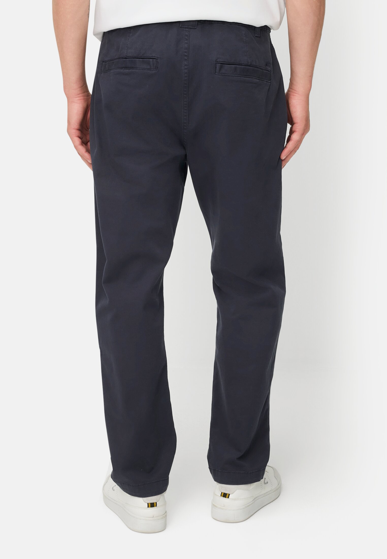 Herren Relaxed Fit Chino mit 2-Wege Stretch Navyblau getragen hinten