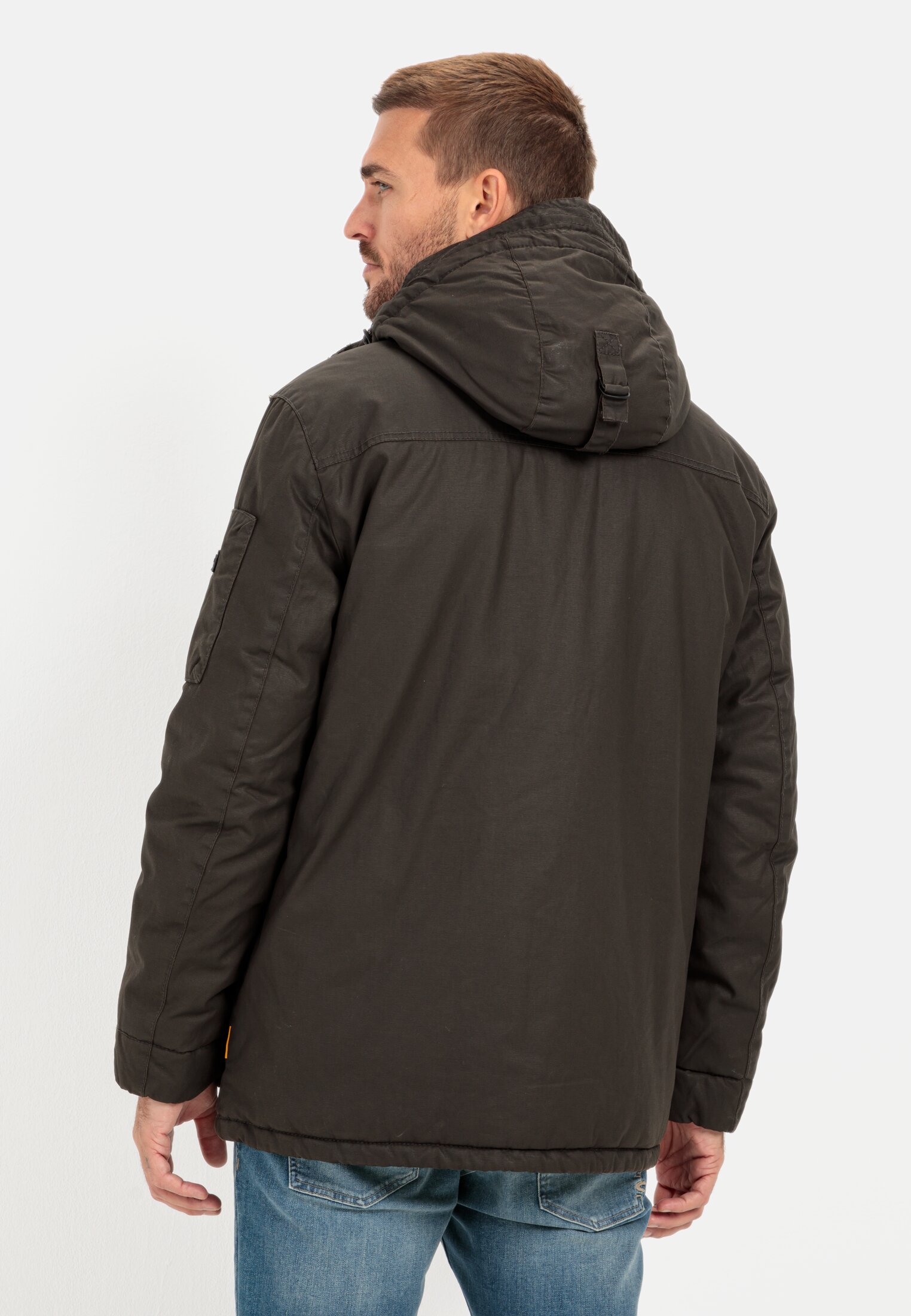 Herren Jacke aus gewachstem Canvas mit Kapuze Braun getragen hinten