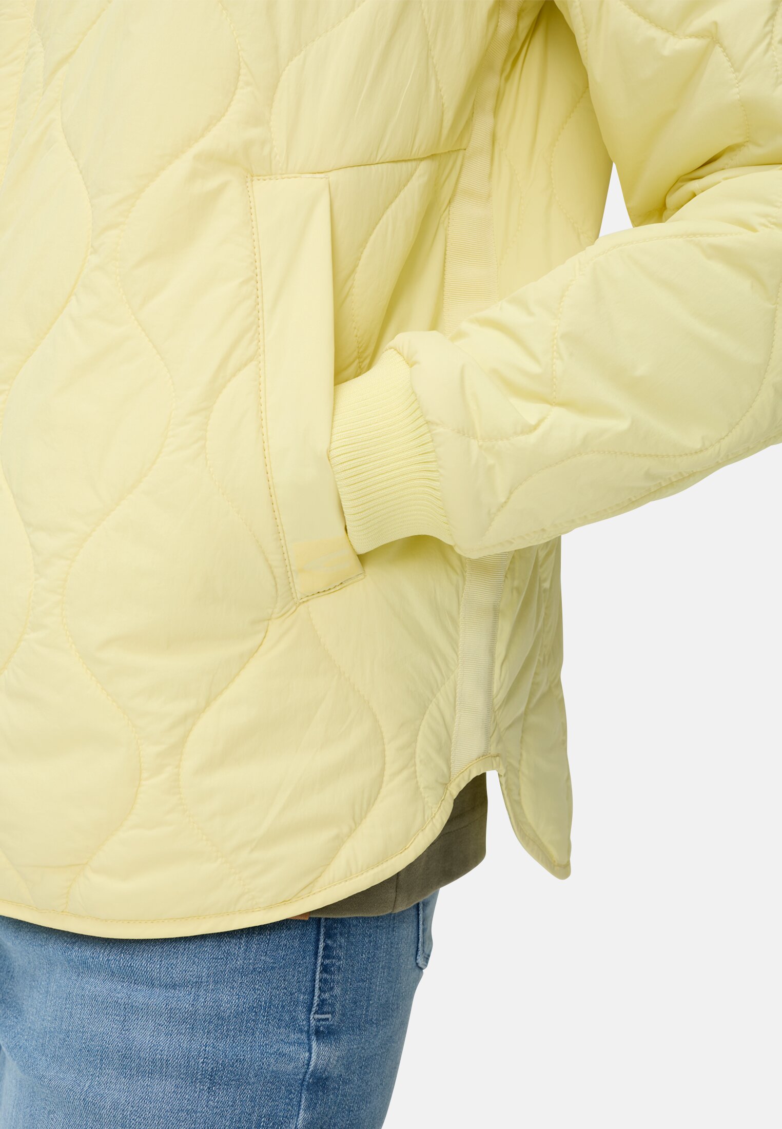 Damen Steppjacke mit Taschen Limonengelb getragen detailliert nah
