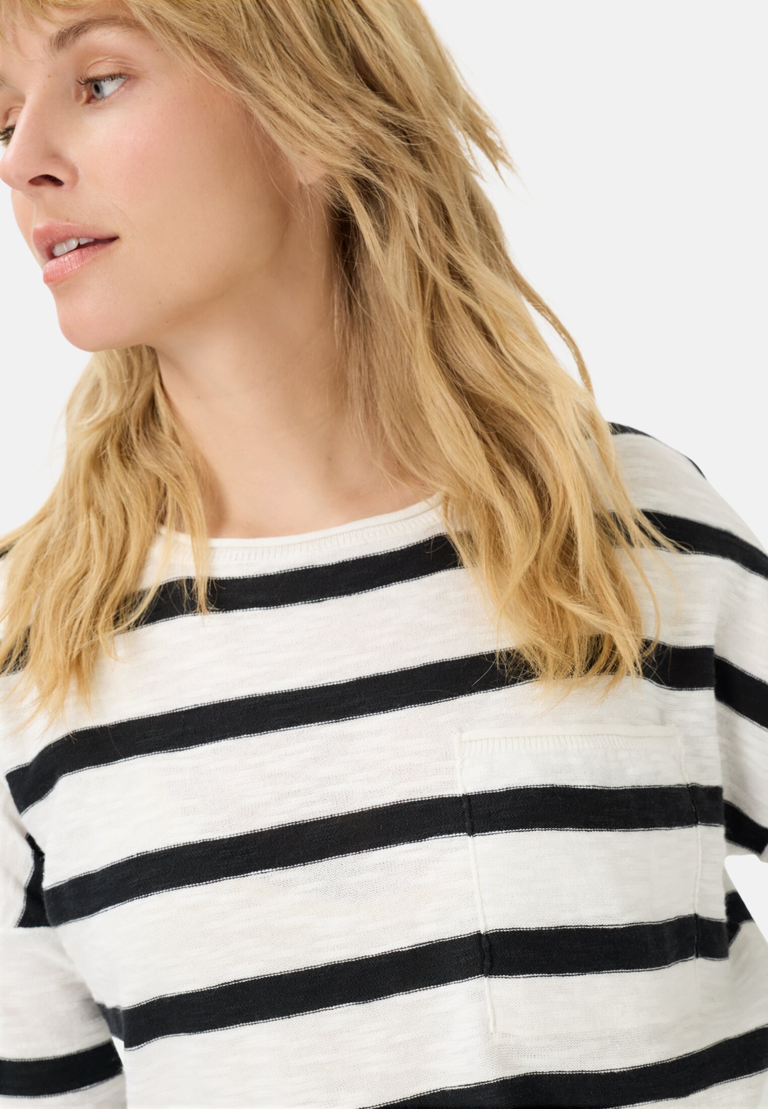 Damen Leichter Strickpullover mit Brusttasche Kaviar getragen detailliert nah