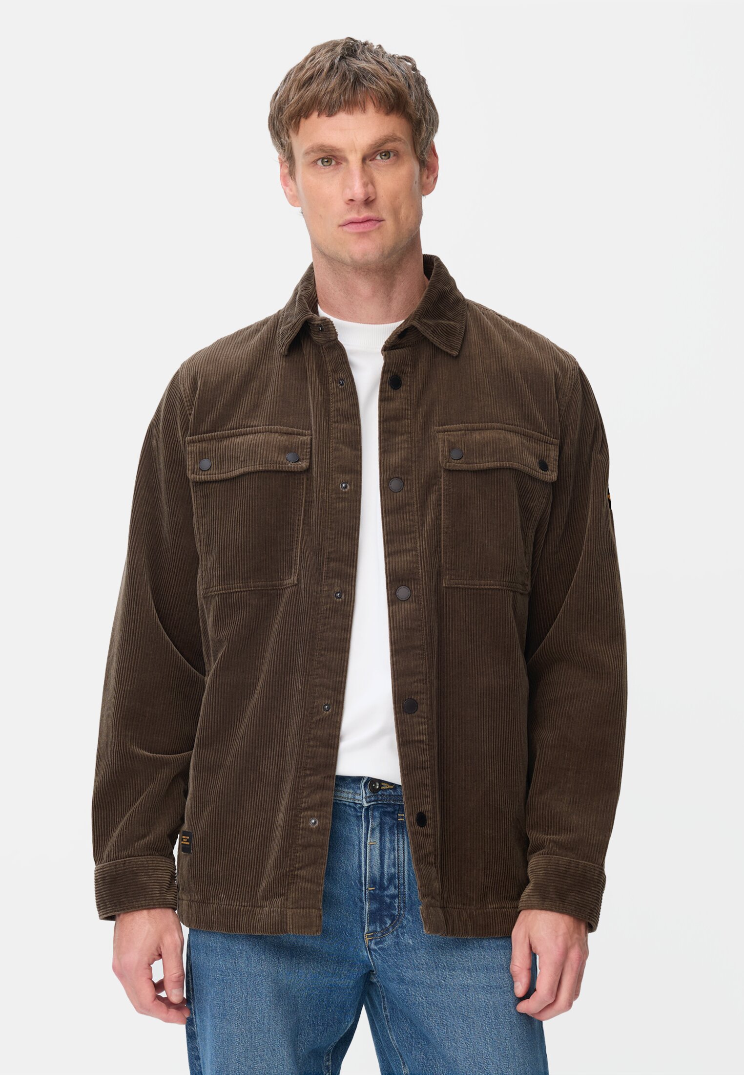 Herren Cord Overshirt aus 100% Baumwolle Olivbraun getragen vorn