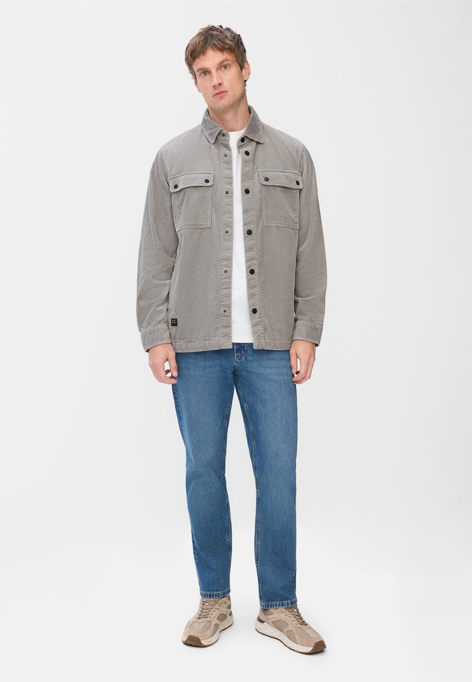 Herren Cord Overshirt aus 100% Baumwolle Grau getragen vorne Ganzkörper