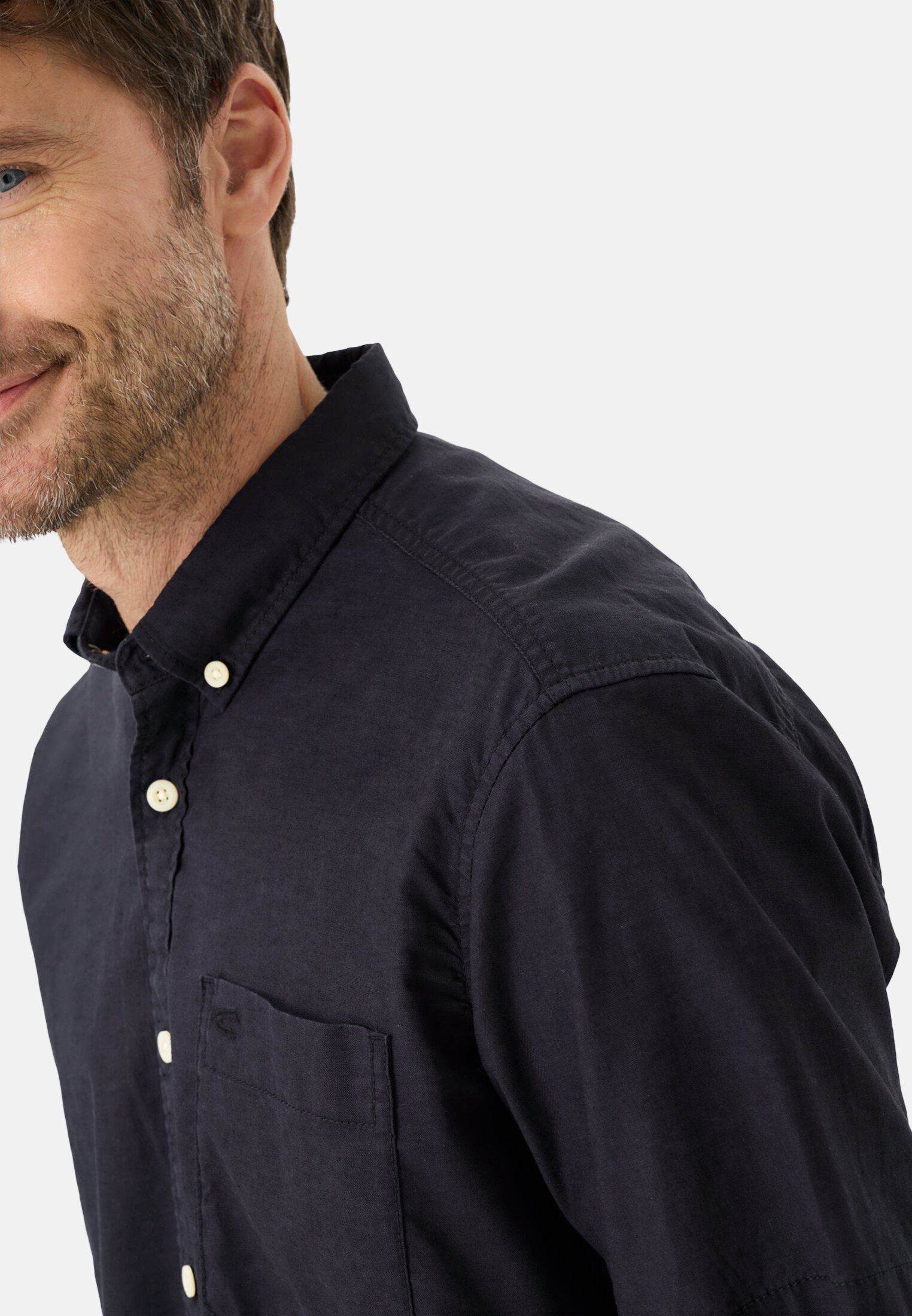 Heren Korte mouwen shirt van linnenmix Donkerblauw gedragen detail dichtbij