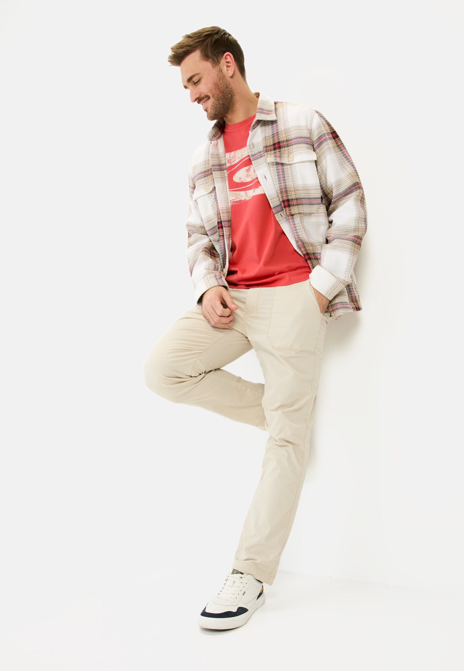 MI_09700-5T02-50_M4-00 Men T-shirt made from organic cotton Sunfaded Red worn emotional