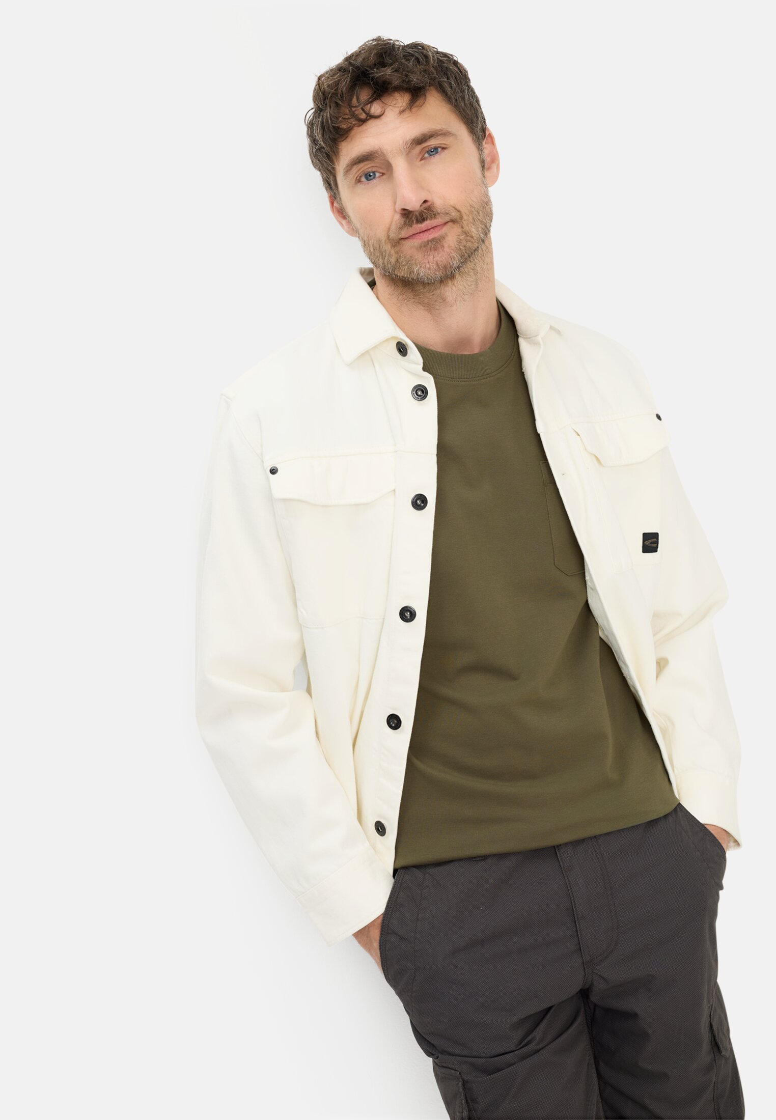 Heren T-shirt met borstzak Olijfgroen gedragen emotional