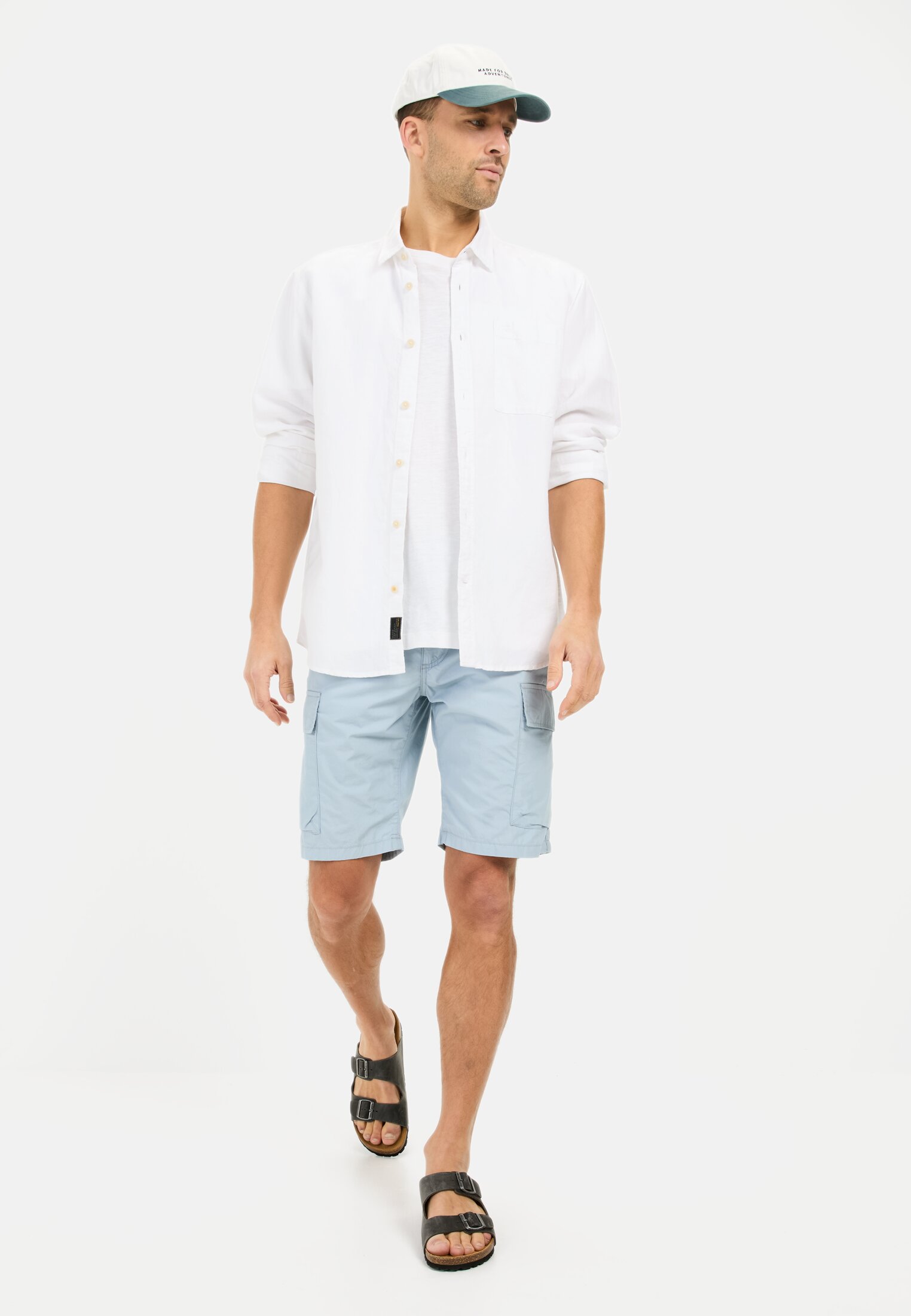 MI_96R57-5F50-43_M3-00 Herren Cargo Shorts Regular Fit Hellblau getragen vorne Ganzkörper