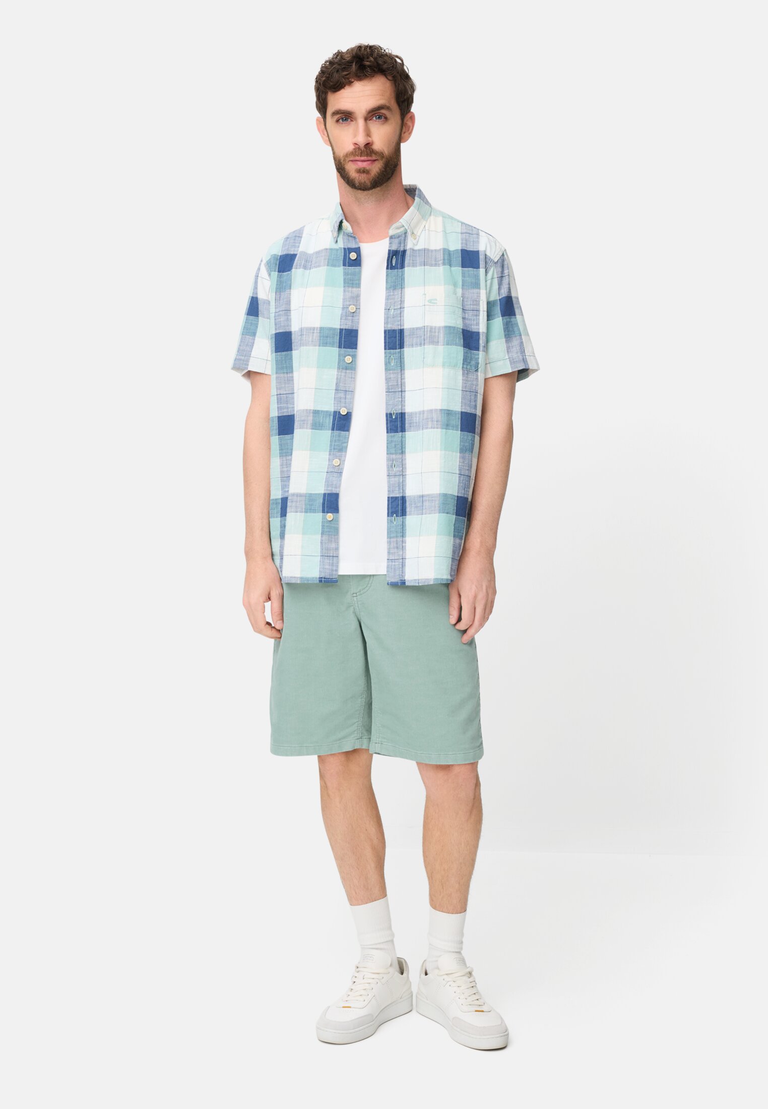 Herren Bermuda Shorts mit Tunnelzug Ozeangrün getragen vorne Ganzkörper