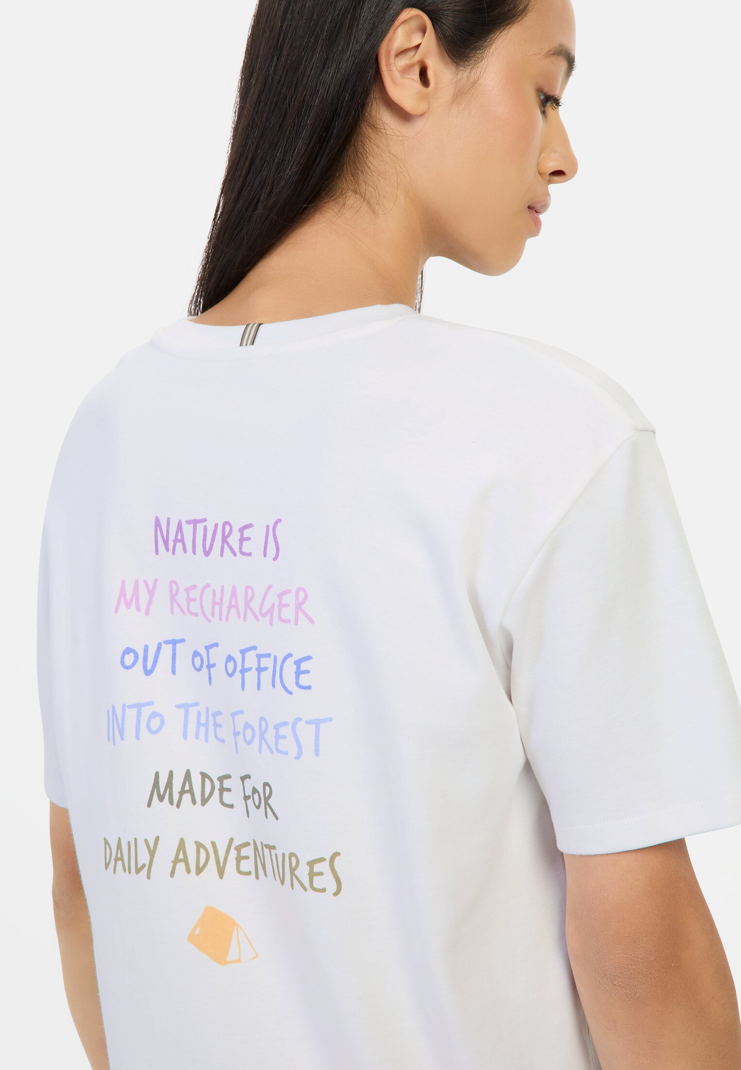 camelactive_T-Shirt_Placement_Nature_309606-5T73-83_M5 Damen T-Shirt mit Rückenprint Weiß getragen detailliert nah