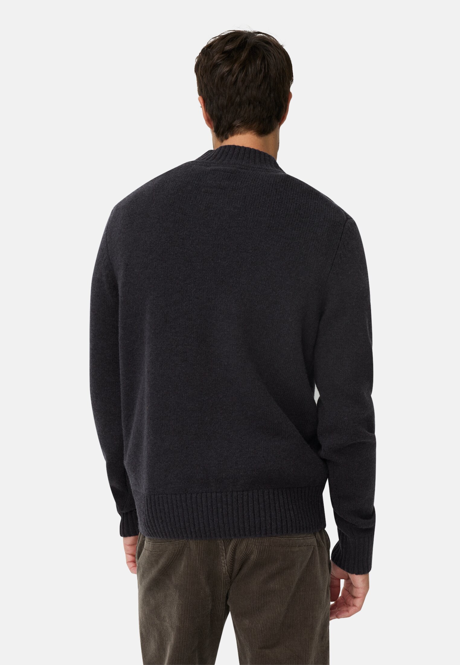 Herren Pullover aus reiner Wolle Navyblau getragen hinten