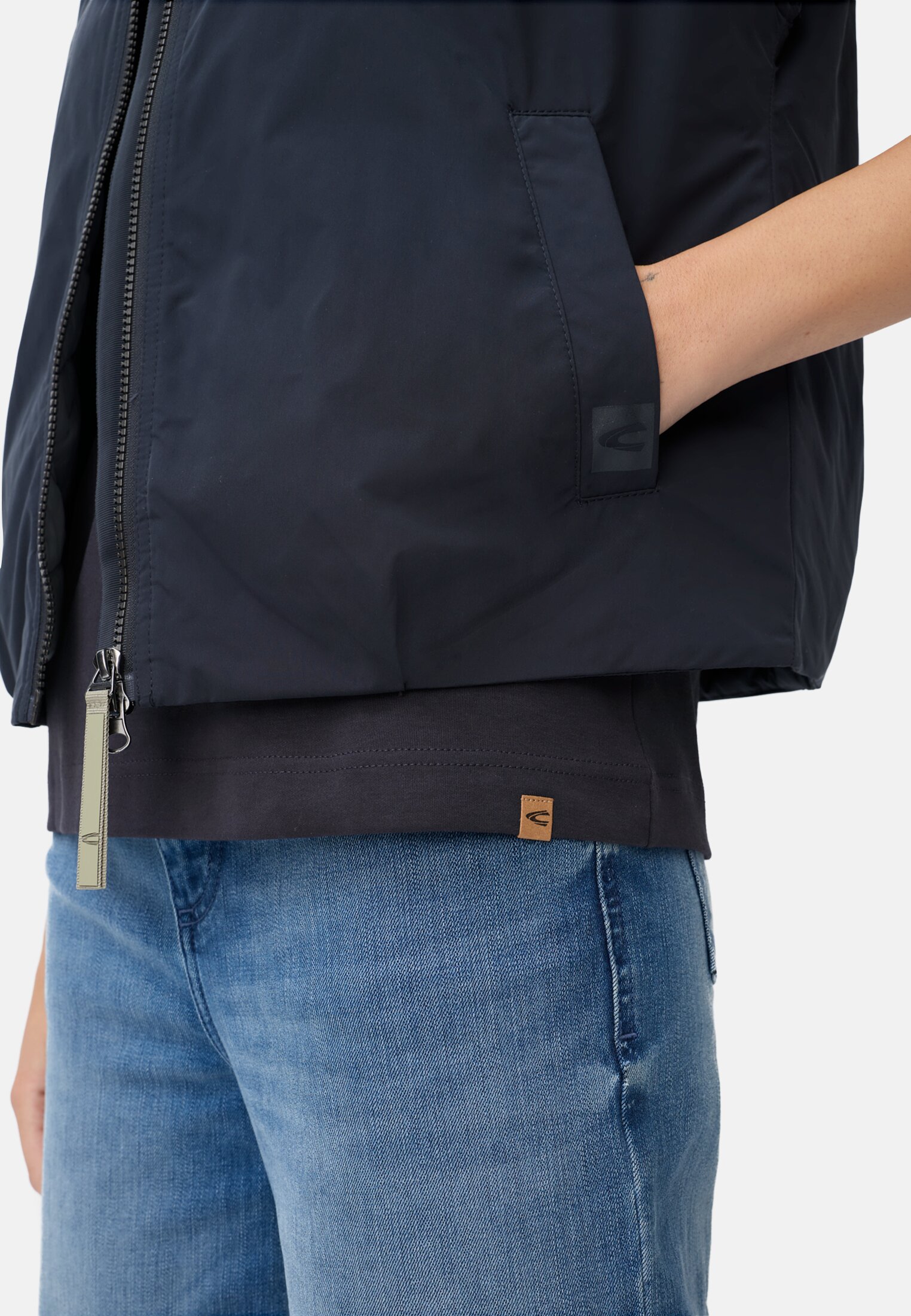 Damen T-Shirt aus reiner Baumwolle Nachtblau getragen detailliert nah
