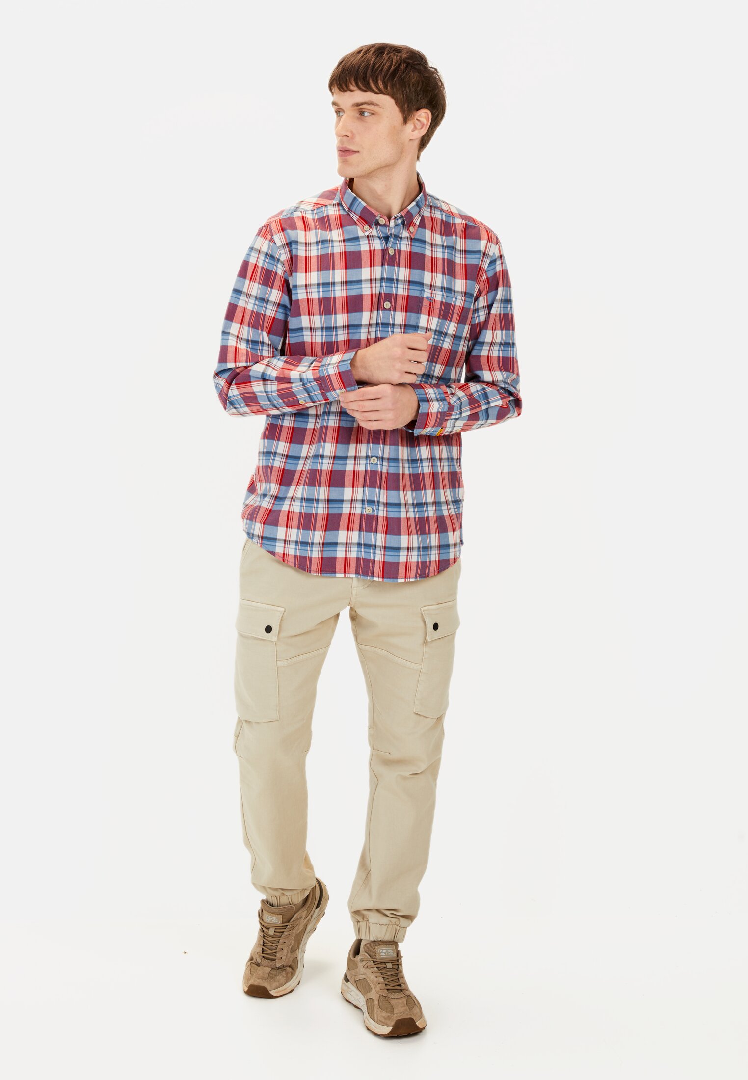 MI_0919F-5S93-55_M3-01 Men Checked long-sleeved shirt with chest pocket Berry red worn front full body