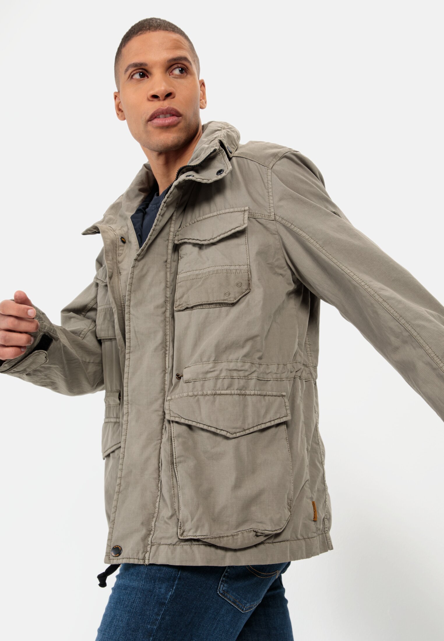 Herren Fieldjacket aus reiner Baumwolle Khaki getragen emotional
