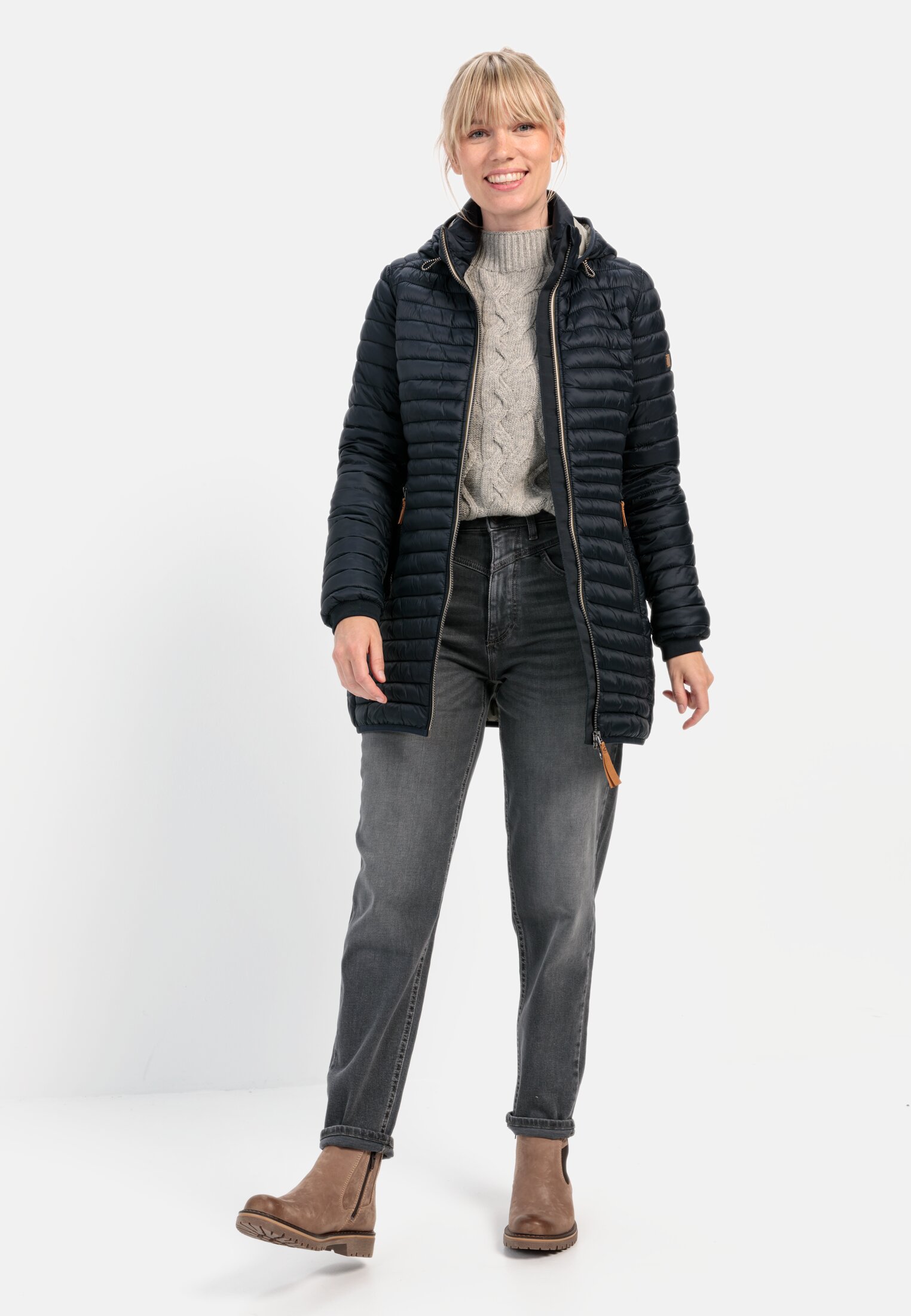 Damen Steppjacke aus recyceltem Polyamid Dunkelblau getragen vorne Ganzkörper