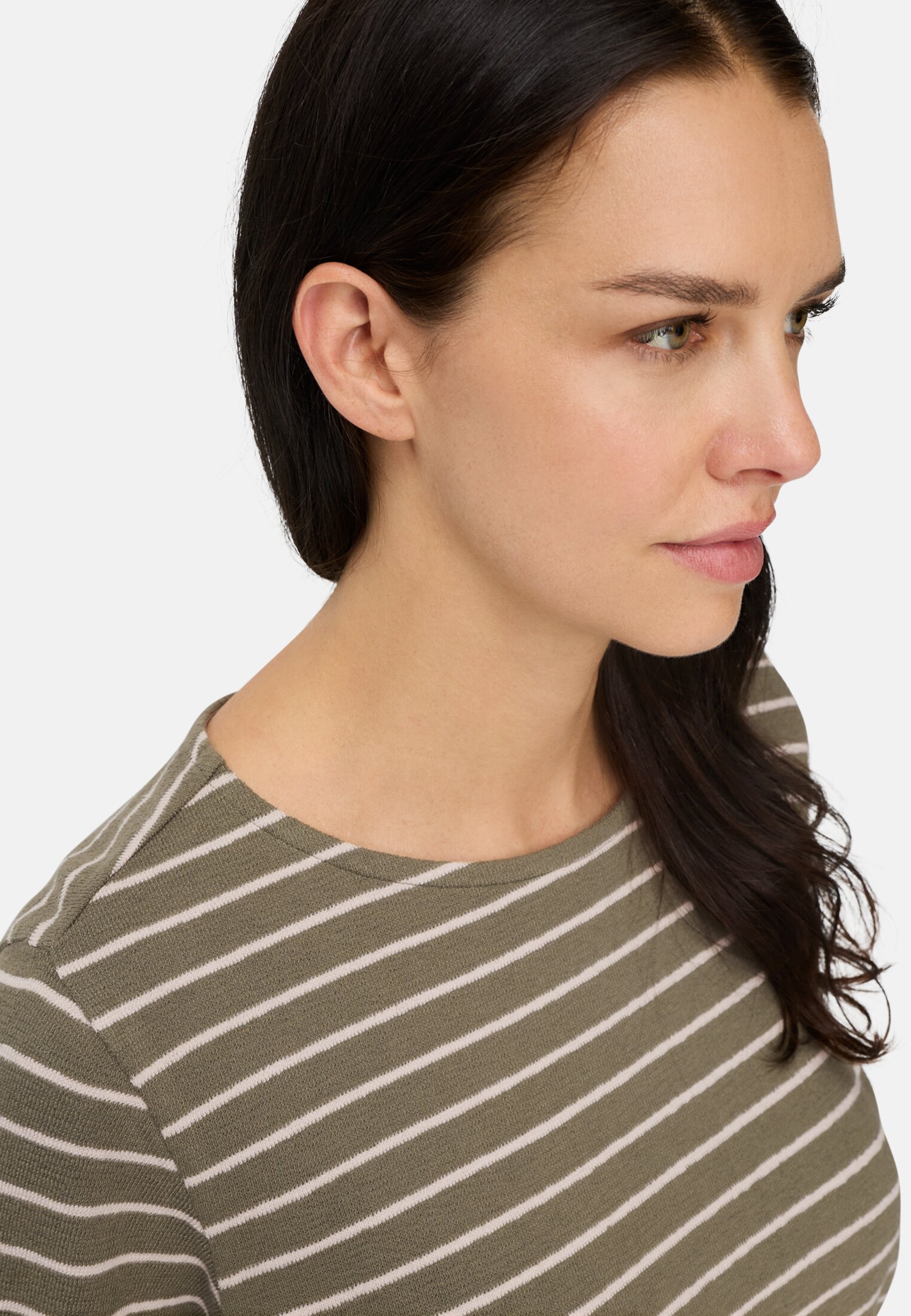 Damen Langarm-T-Shirt aus Bio-Baumwolle Graugrün getragen detailliert nah