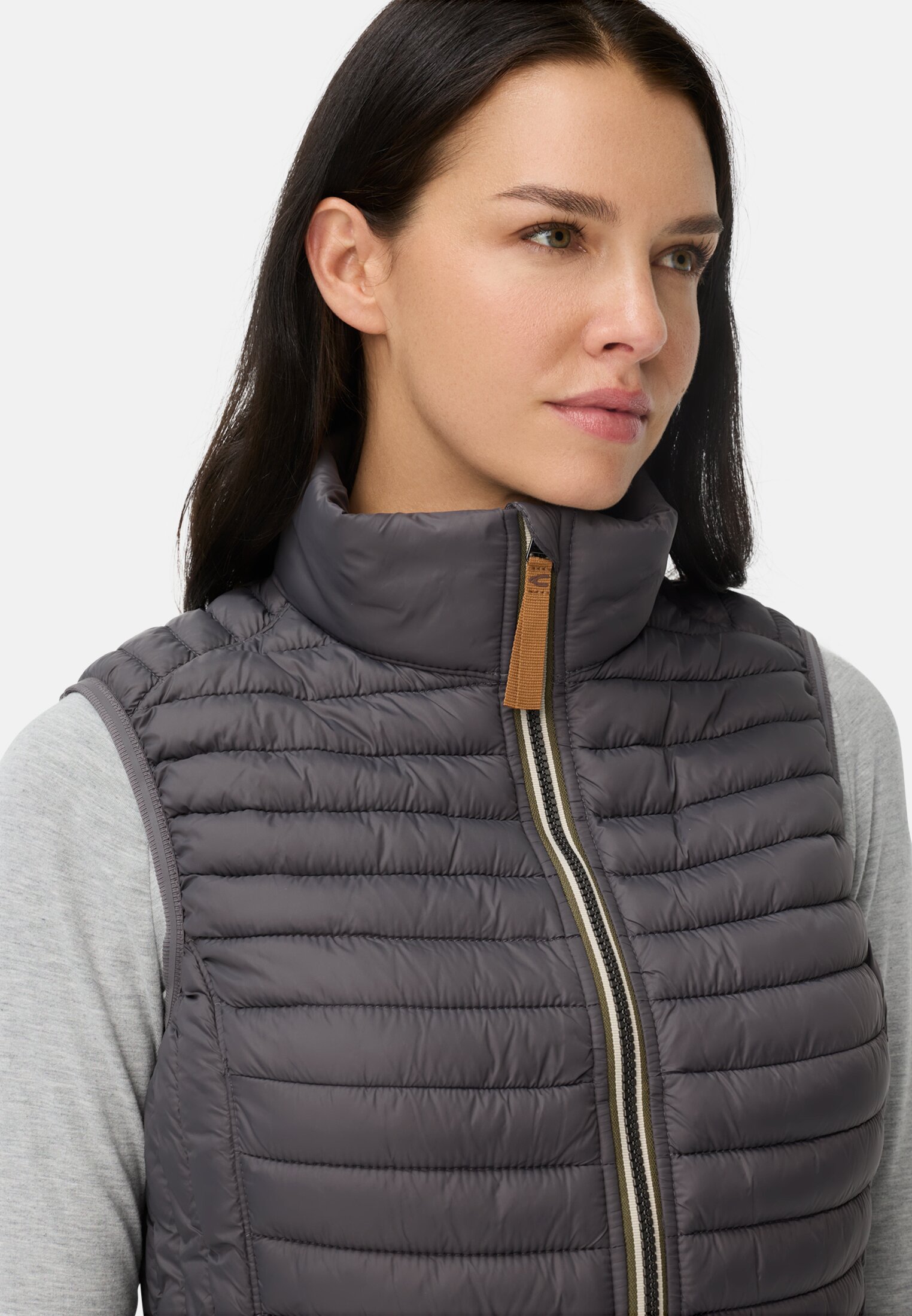 Women Quilted vest with reflective details Grey worn detail close