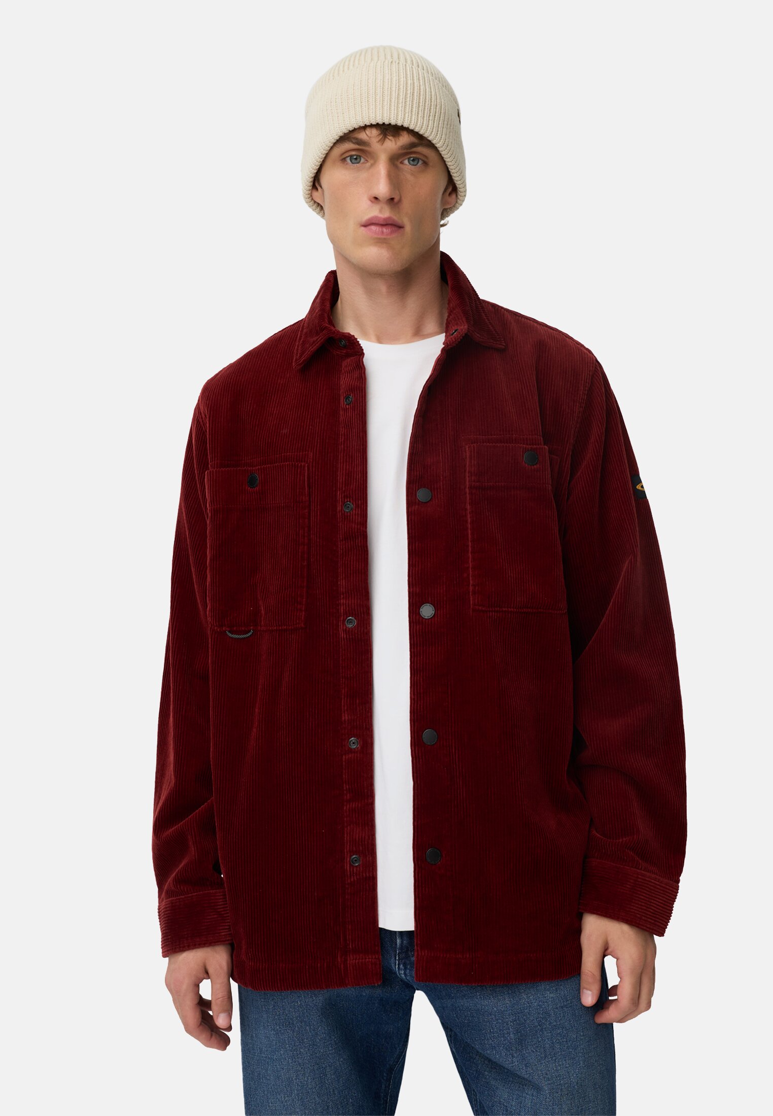Herren Cord Overshirt mit Druckknöpfen Bernsteinrot getragen vorn