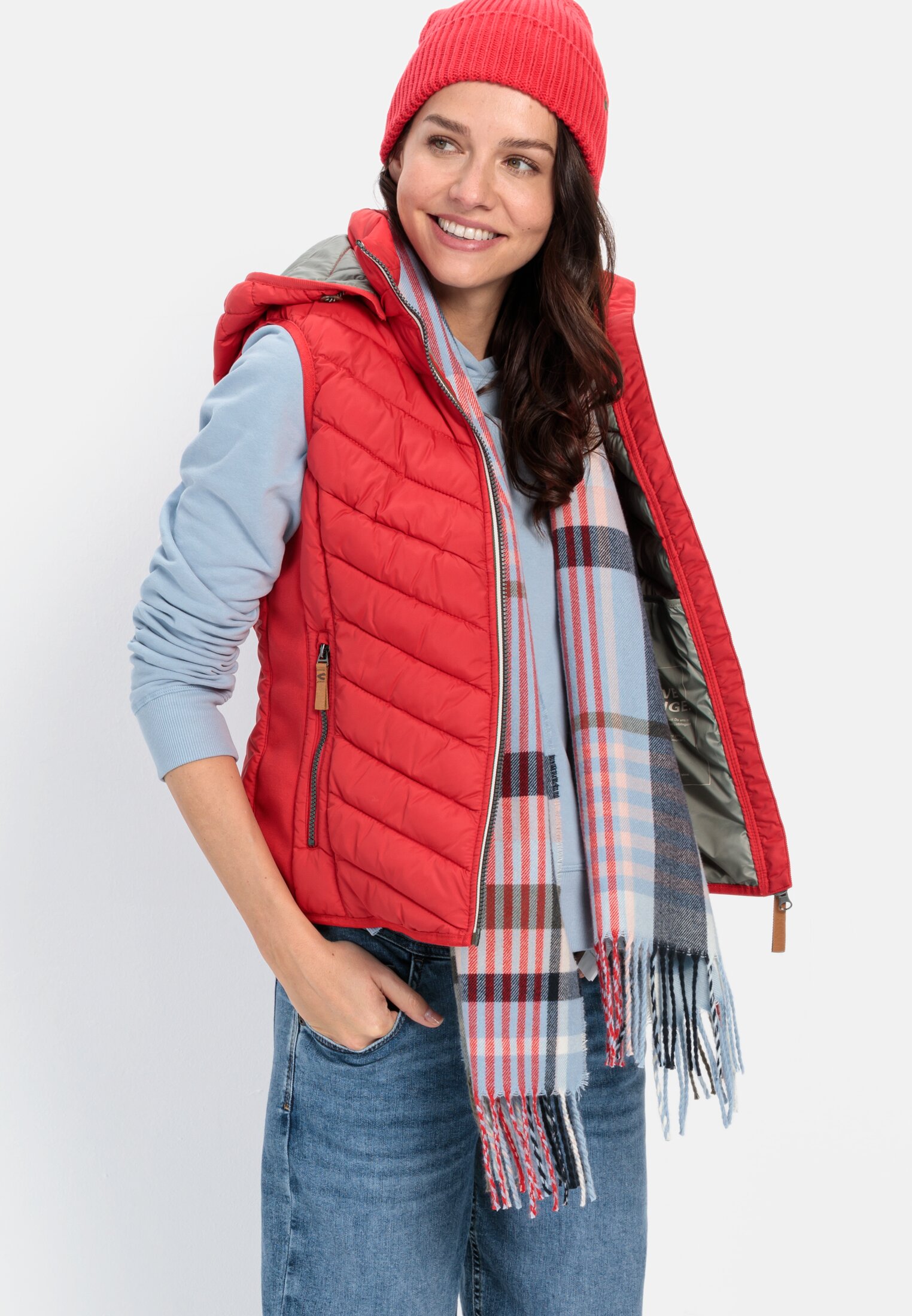 Women Quilted vest made from recycled polyester Red worn emotional