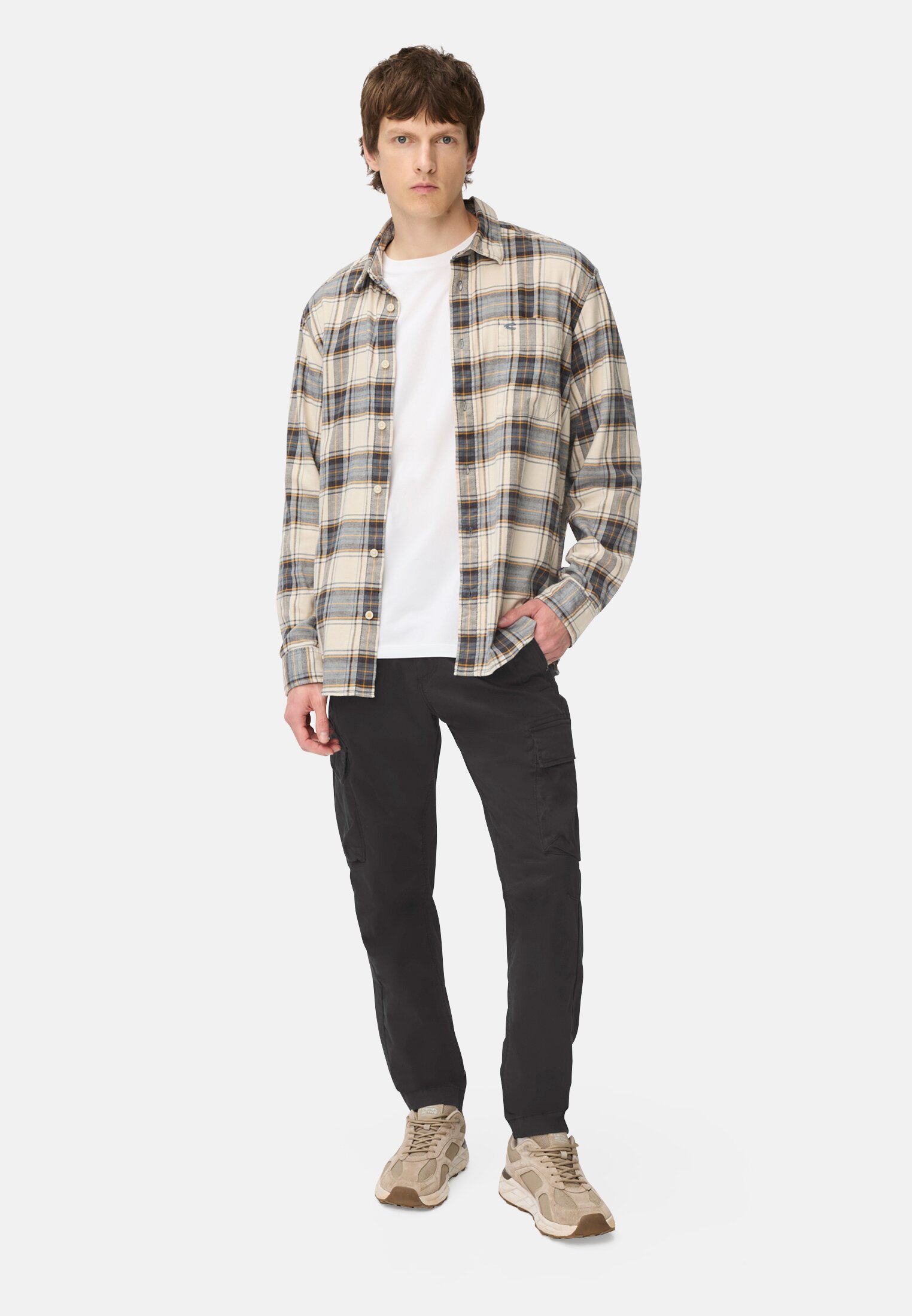 Herren Cargo Regular Fit Hose aus Baumwollmix Schwarz getragen vorne Ganzkörper