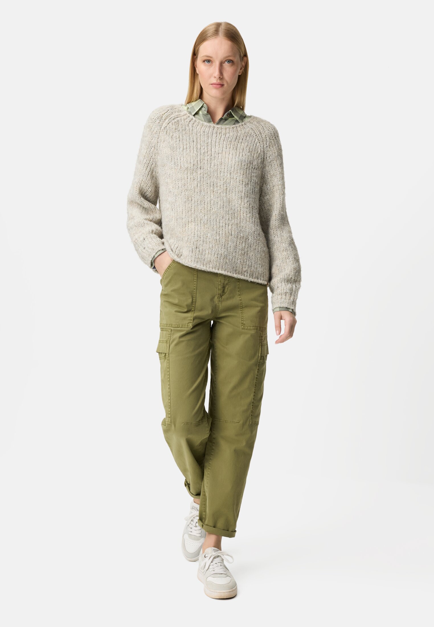 Damen Cargo Hose aus Baumwollmix Oliv getragen vorne Ganzkörper