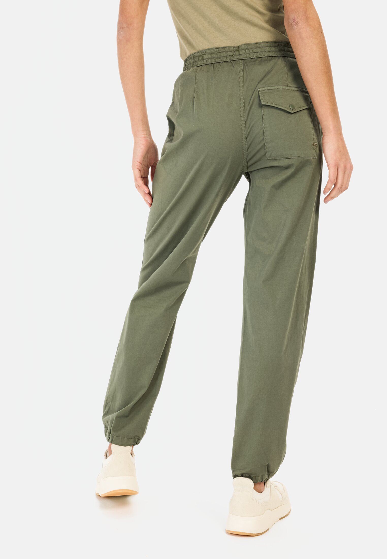 Vrouwen Casual pants gemaakt van een katoenmix Donker Groen gedragen achter