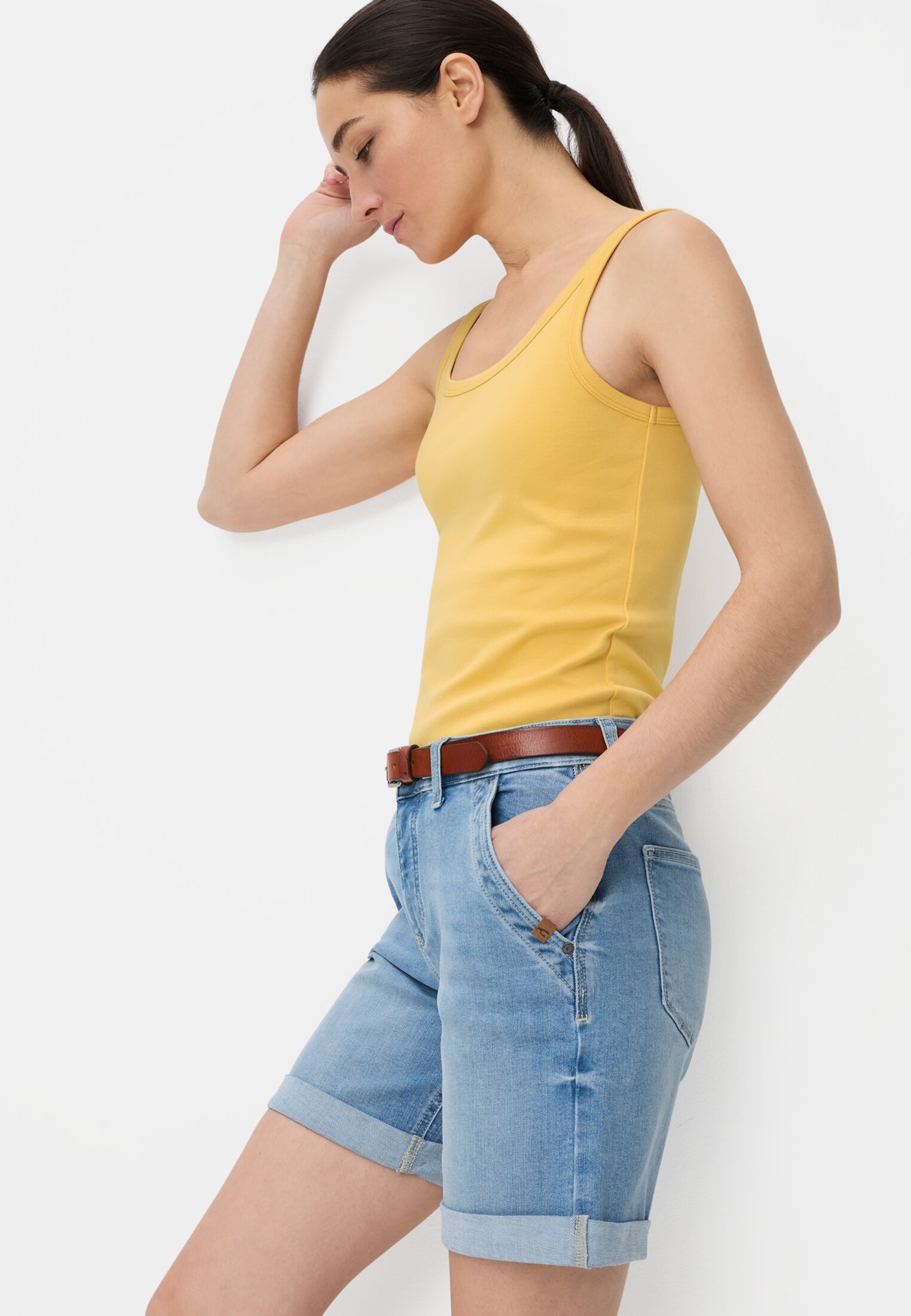 Women Fitted top made of pure cotton Yellow worn emotional