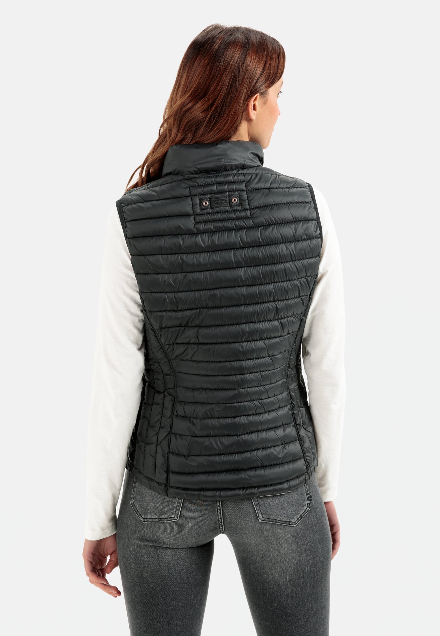 Damen Steppweste aus 100% recyceltem Material Schwarz getragen hinten