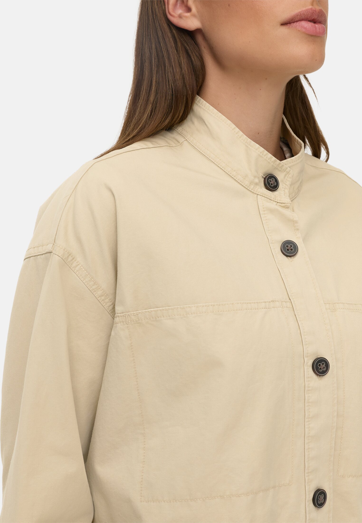 Vrouwen Blouse met lange mouwen en opstaande kraag Zand gedragen detail dichtbij