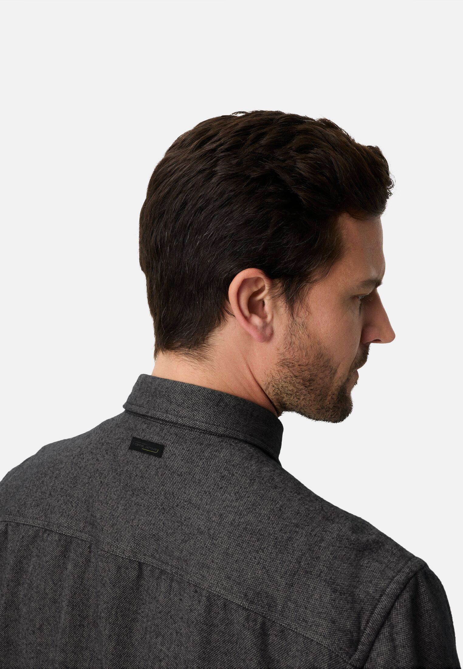 Herren Langarmhemd mit Brusttaschen Steingrau getragen emotional