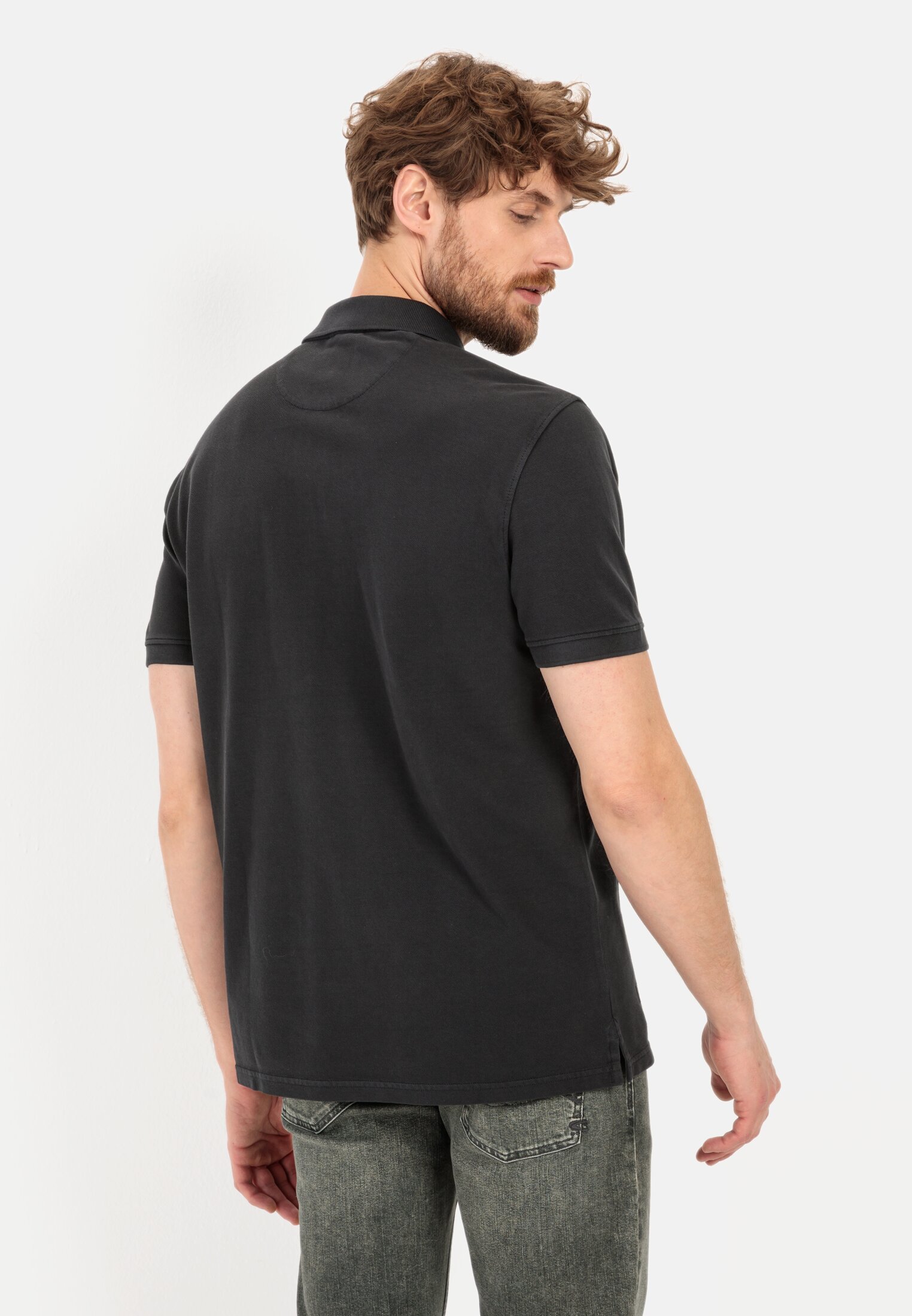 Herren Piqué Poloshirt aus zertifiziertem Organic Cotton Schwarz getragen hinten