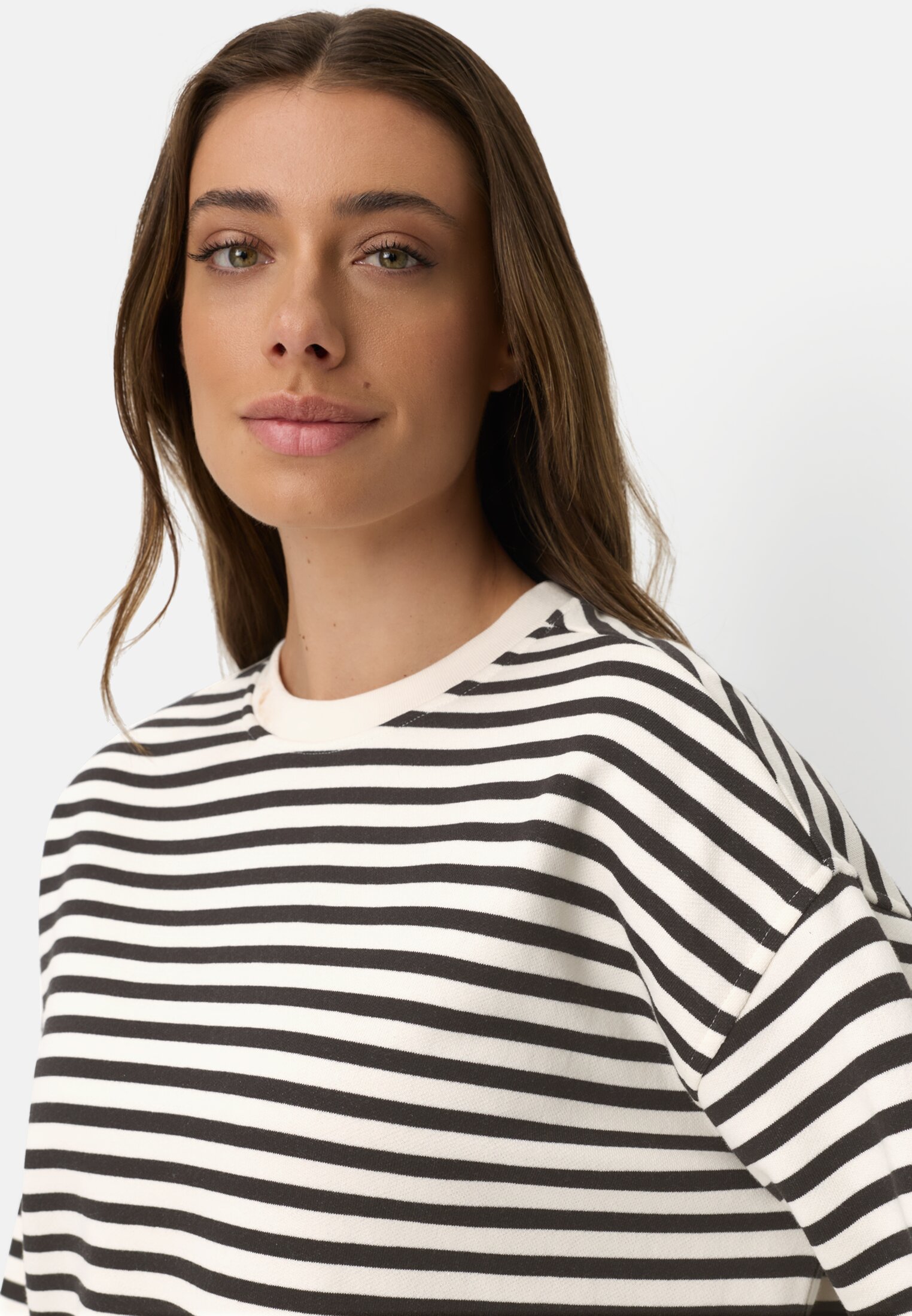 Women Sweatshirt made from a cotton blend Black and white worn detail close