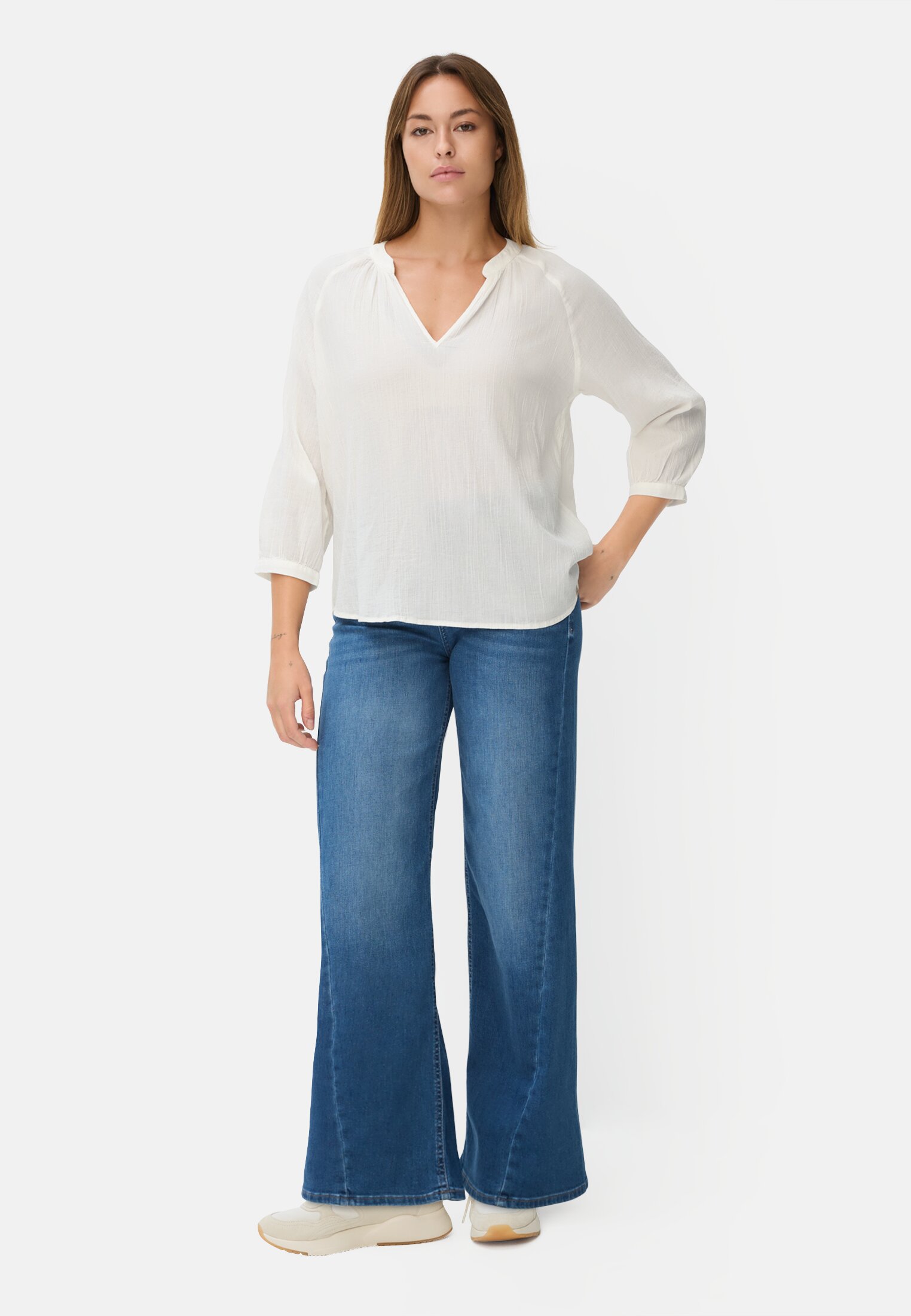 Damen Oversize-Bluse mit Stehkragen Milchweiß getragen vorne Ganzkörper