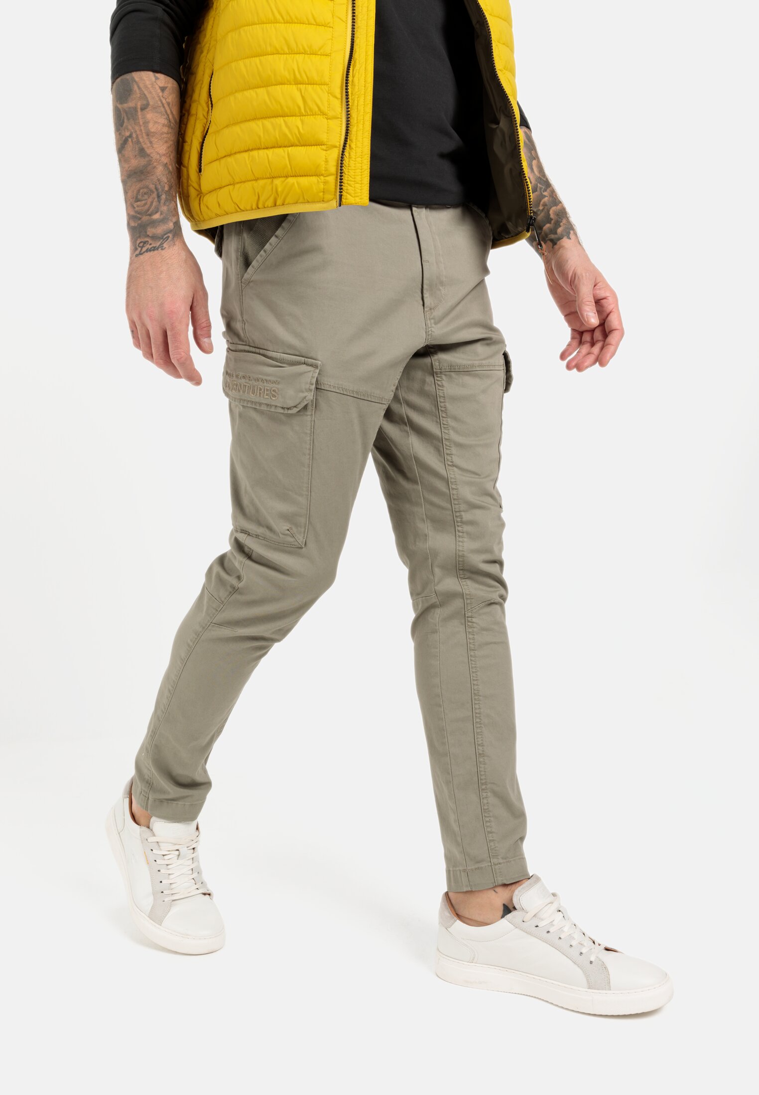 Men Tapered fit cargo pants Khaki worn emotional