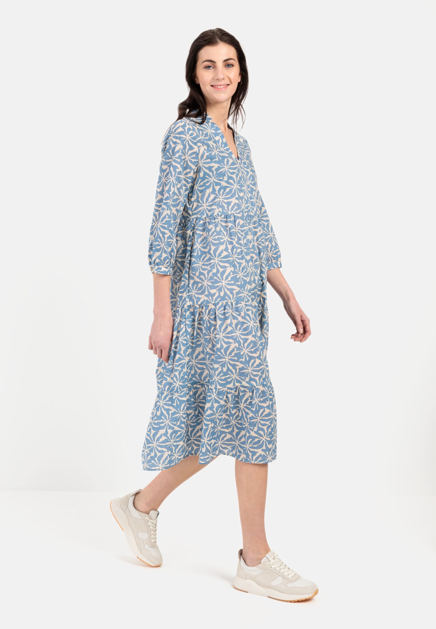 Vrouwen Zomerse slipjurk van katoenbatist Blauw-Wit gedragen voor lichaam compleet