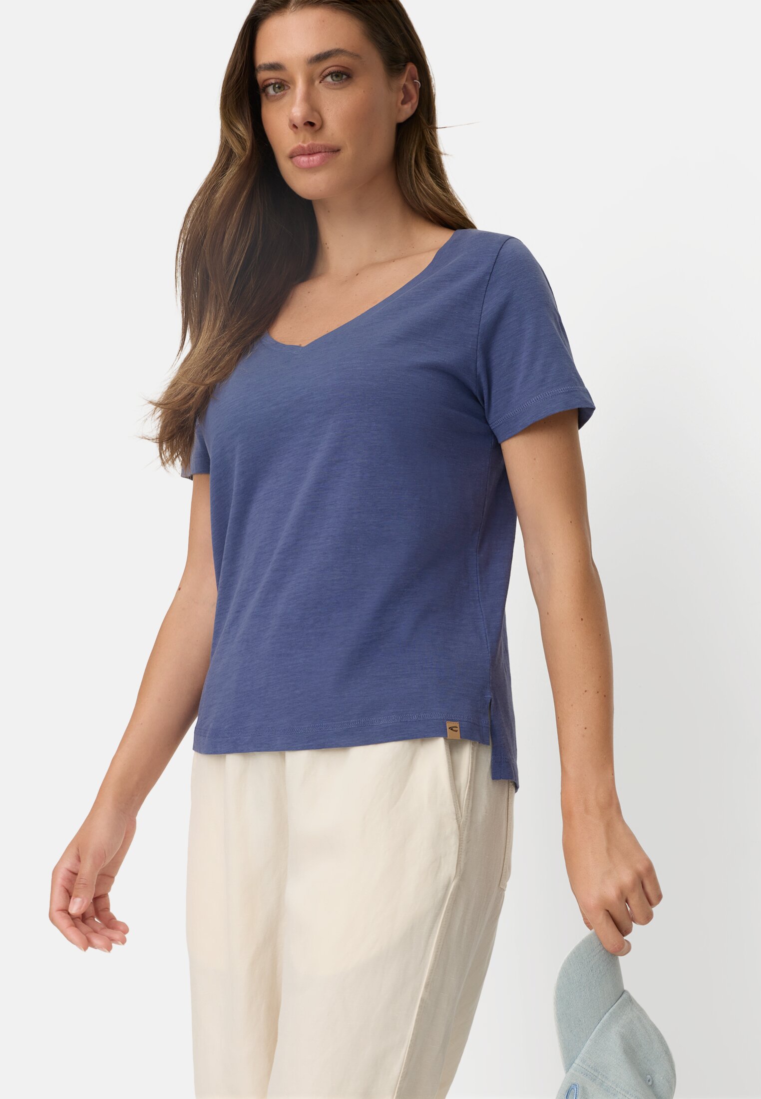 Damen T-Shirt aus 100% Baumwolle Ozeanblau getragen emotional