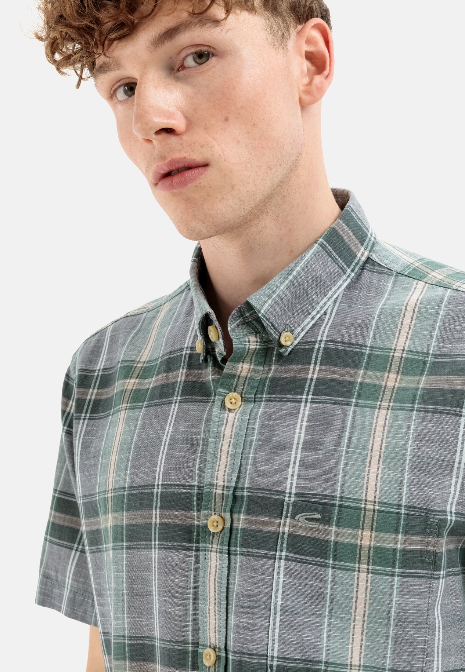 Men Short sleeve shirt in pure cotton Grey-green worn detail close