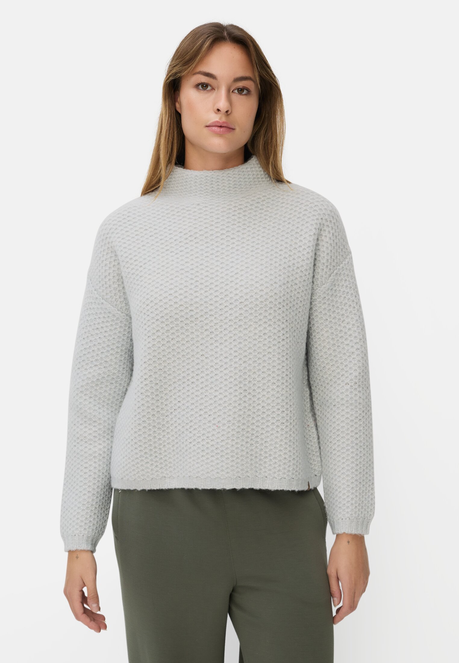 Damen Strickpullover mit überschnittenen Schultern Minze getragen vorn