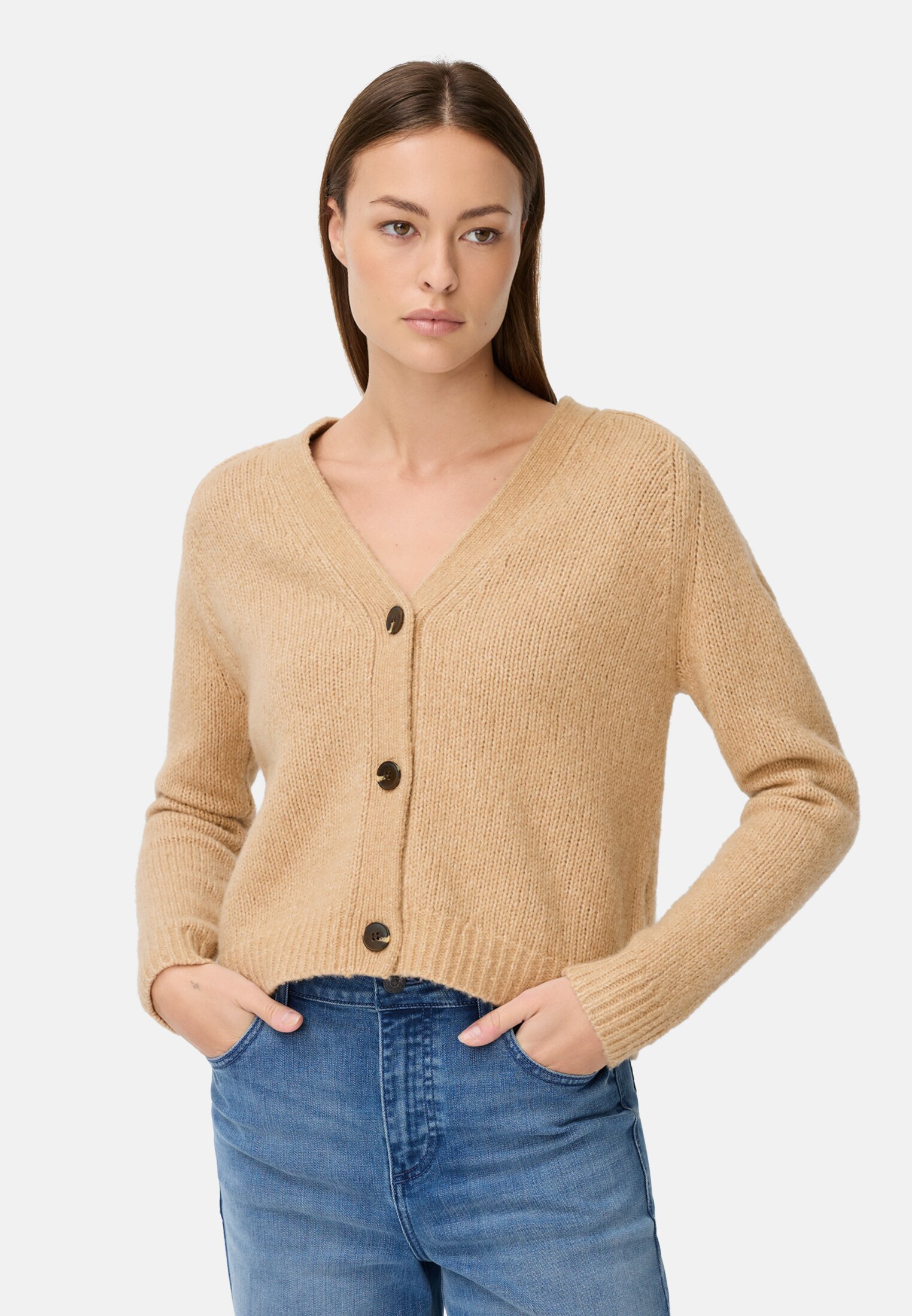 Damen Strickjacke mit Raglanärmeln und Knopfverschluss Karamell getragen vorn
