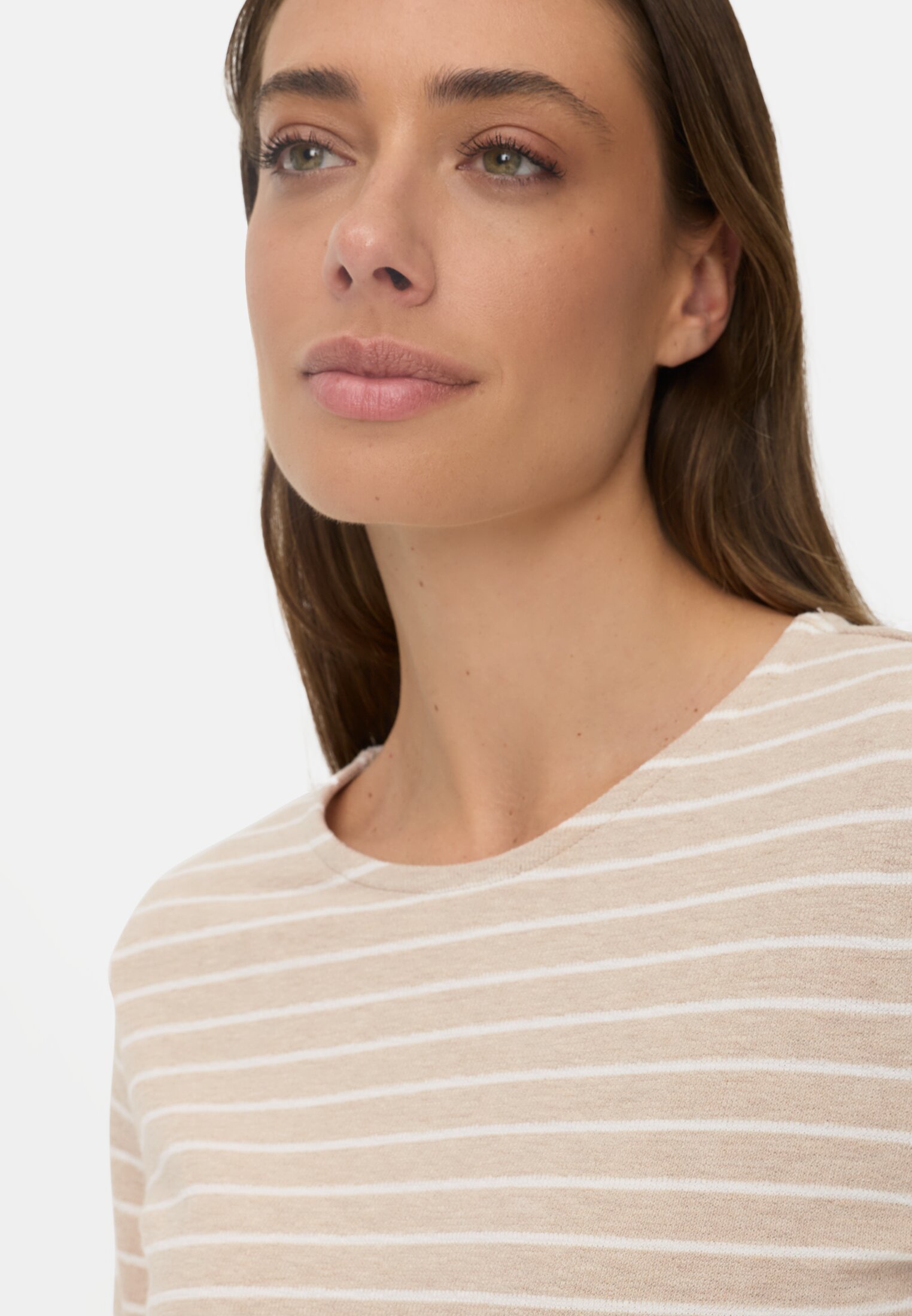Damen Jerseyshirt aus 100% Baumwolle Beige getragen detailliert nah